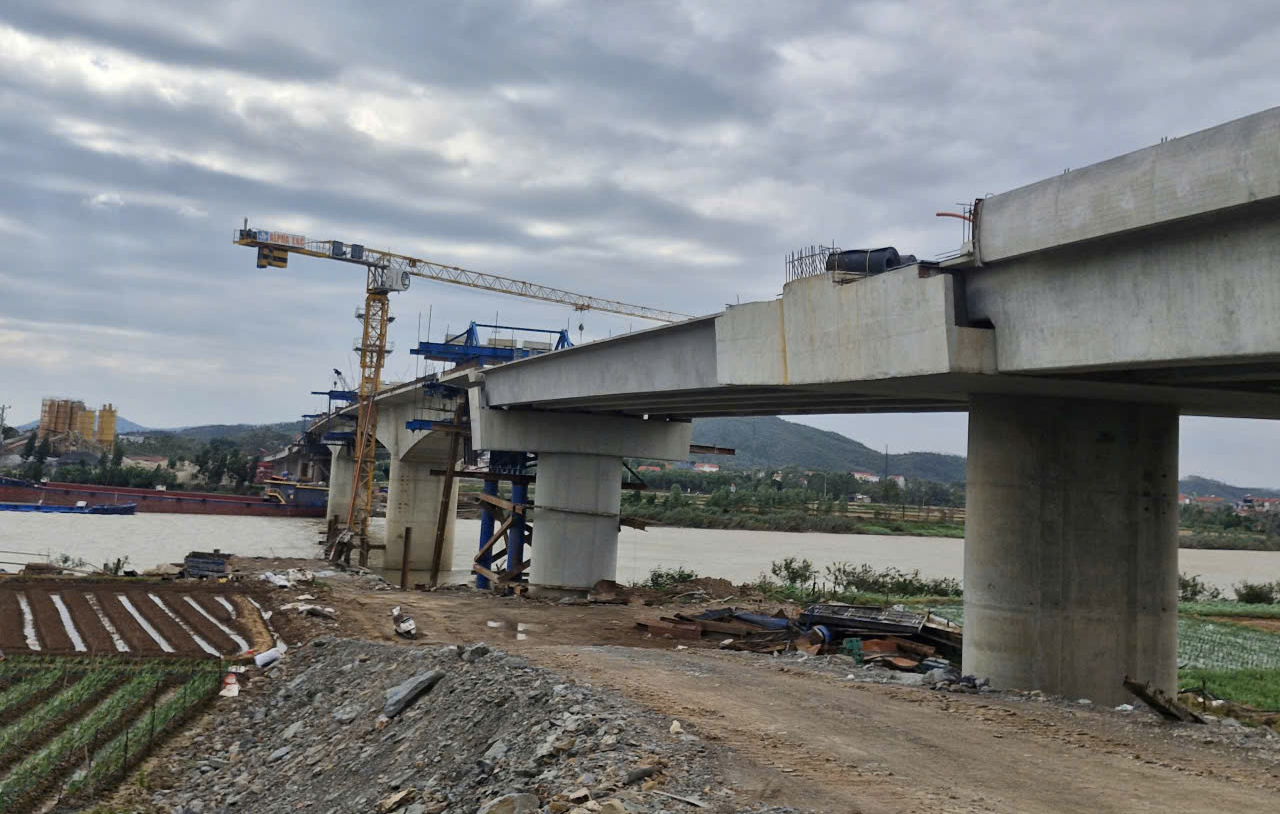 Bắc Ninh: Cầu Cẩm L&yacute; kh&oacute; về đ&iacute;ch cuối năm 2025, kiến nghị gi&atilde;n tiến độ đến giữa 2026- Ảnh 1.