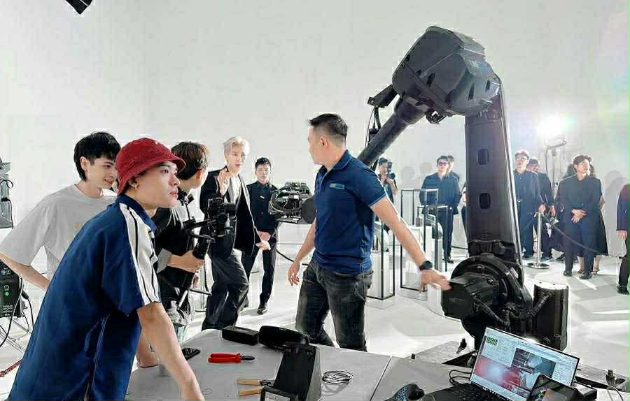 Đạo diễn Phạm Vĩnh Khương mang điện ảnh AI v&agrave; ảo thuật l&ecirc;n s&acirc;n khấu- Ảnh 7.