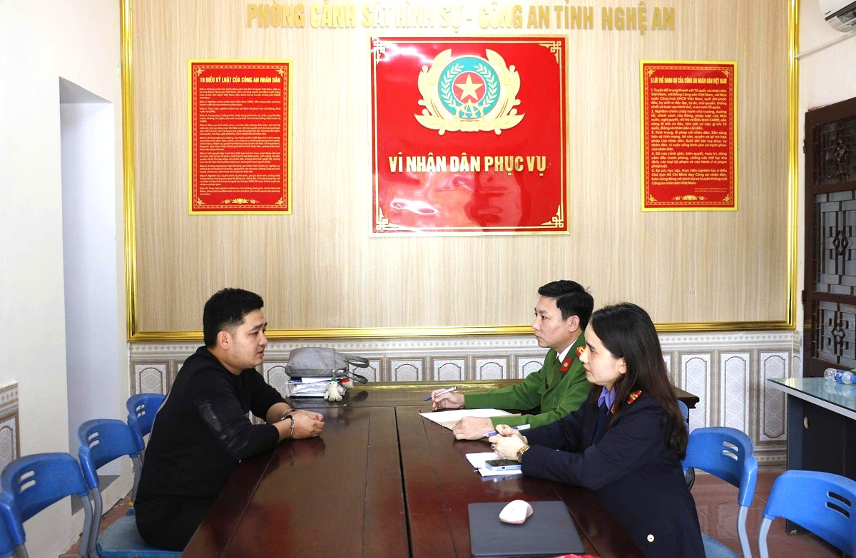 Nghệ An: Ph&aacute; chuy&ecirc;n &aacute;n, triệt ph&aacute; ổ nh&oacute;m mua b&aacute;n vũ kh&iacute; qu&acirc;n dụng tr&ecirc;n kh&ocirc;ng gian mạng- Ảnh 2.