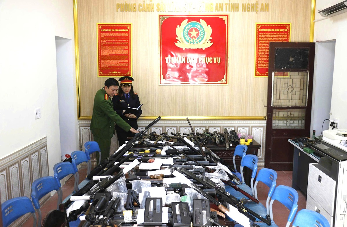 Nghệ An: Ph&aacute; chuy&ecirc;n &aacute;n, triệt ph&aacute; ổ nh&oacute;m mua b&aacute;n vũ kh&iacute; qu&acirc;n dụng tr&ecirc;n kh&ocirc;ng gian mạng- Ảnh 1.