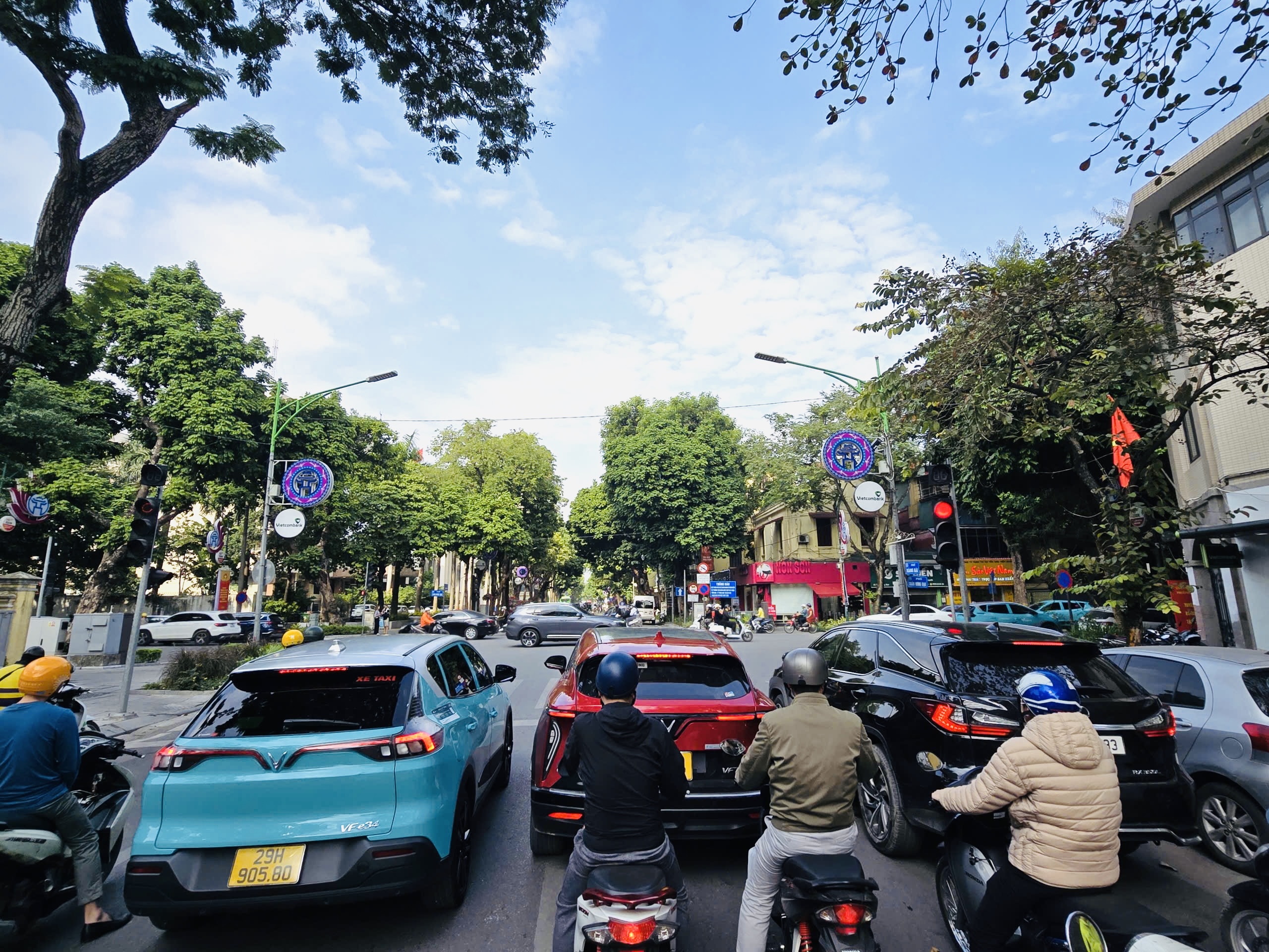 H&agrave; Nội: Camera AI tạo &ldquo;l&agrave;n s&oacute;ng xanh&rdquo;, xe lưu th&ocirc;ng th&ocirc;ng suốt, dừng chờ đ&egrave;n đỏ ngắn hơn- Ảnh 1.