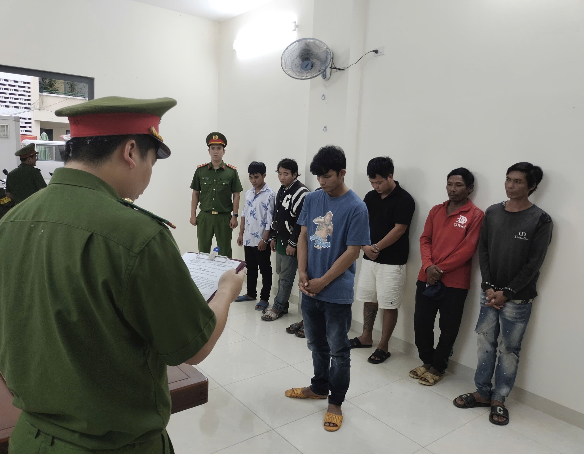 Kh&aacute;nh H&ograve;a: Khởi tố nh&oacute;m người đ&agrave;o trộm heo bệnh đ&atilde; ti&ecirc;u hủy, b&aacute;n ra thị trường- Ảnh 1.