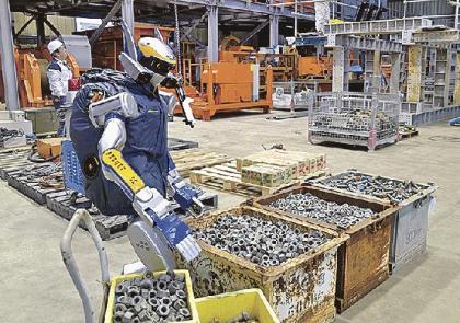 建物, 屋外, トラック, 男 が含まれている画像  自動的に生成された説明