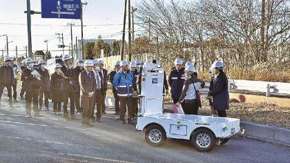 トラックの荷台に乗っている人たち  低い精度で自動的に生成された説明