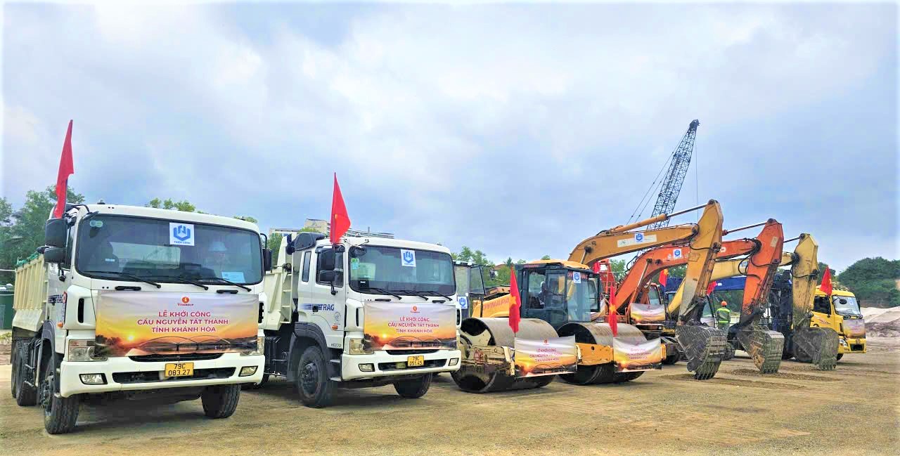 Khởi c&ocirc;ng cầu vượt k&ecirc;nh đ&agrave;o Thủy Triều kết nối s&acirc;n bay quốc tế Cam Ranh- Ảnh 2.