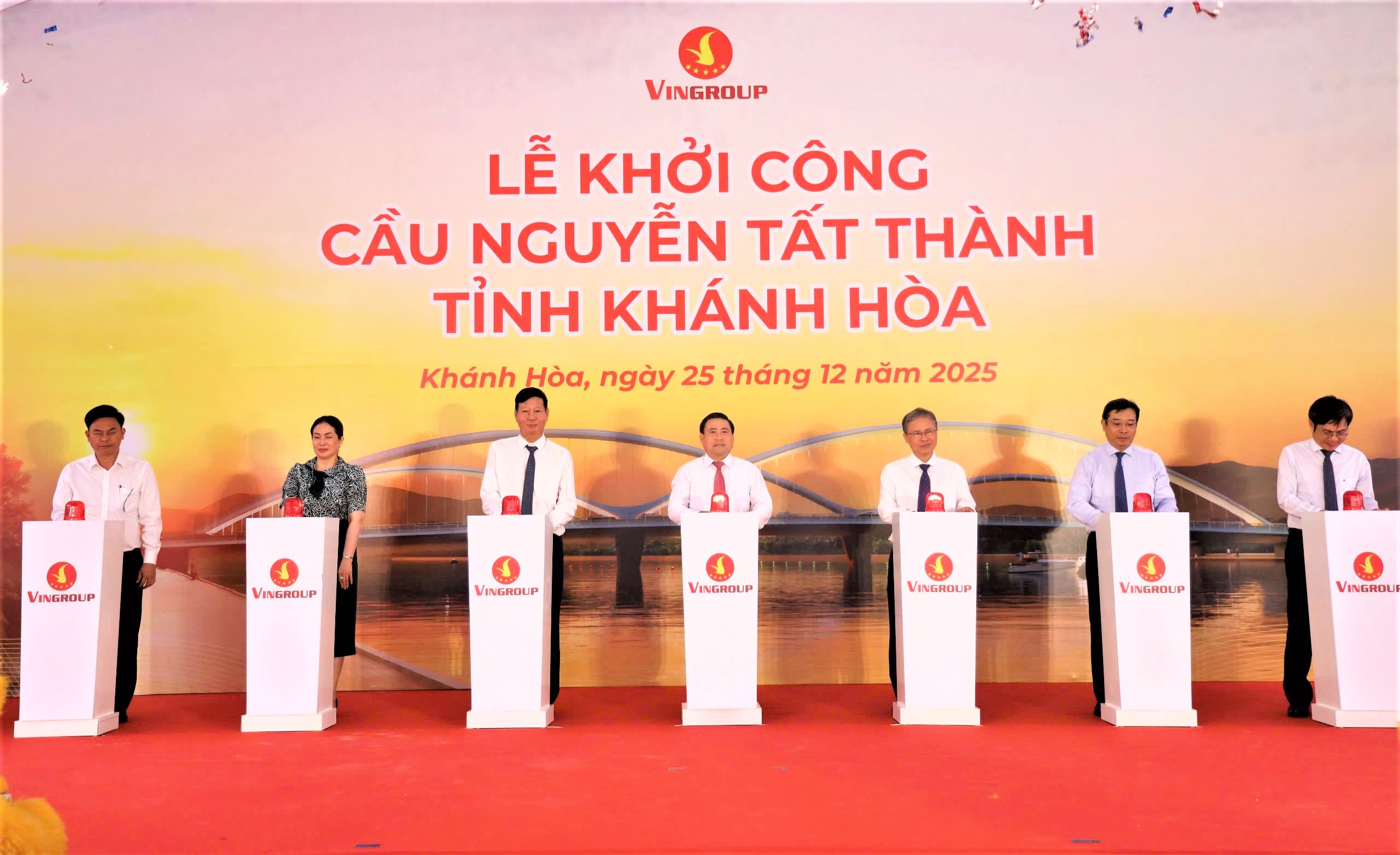 Khởi c&ocirc;ng cầu vượt k&ecirc;nh đ&agrave;o Thủy Triều kết nối s&acirc;n bay quốc tế Cam Ranh- Ảnh 1.