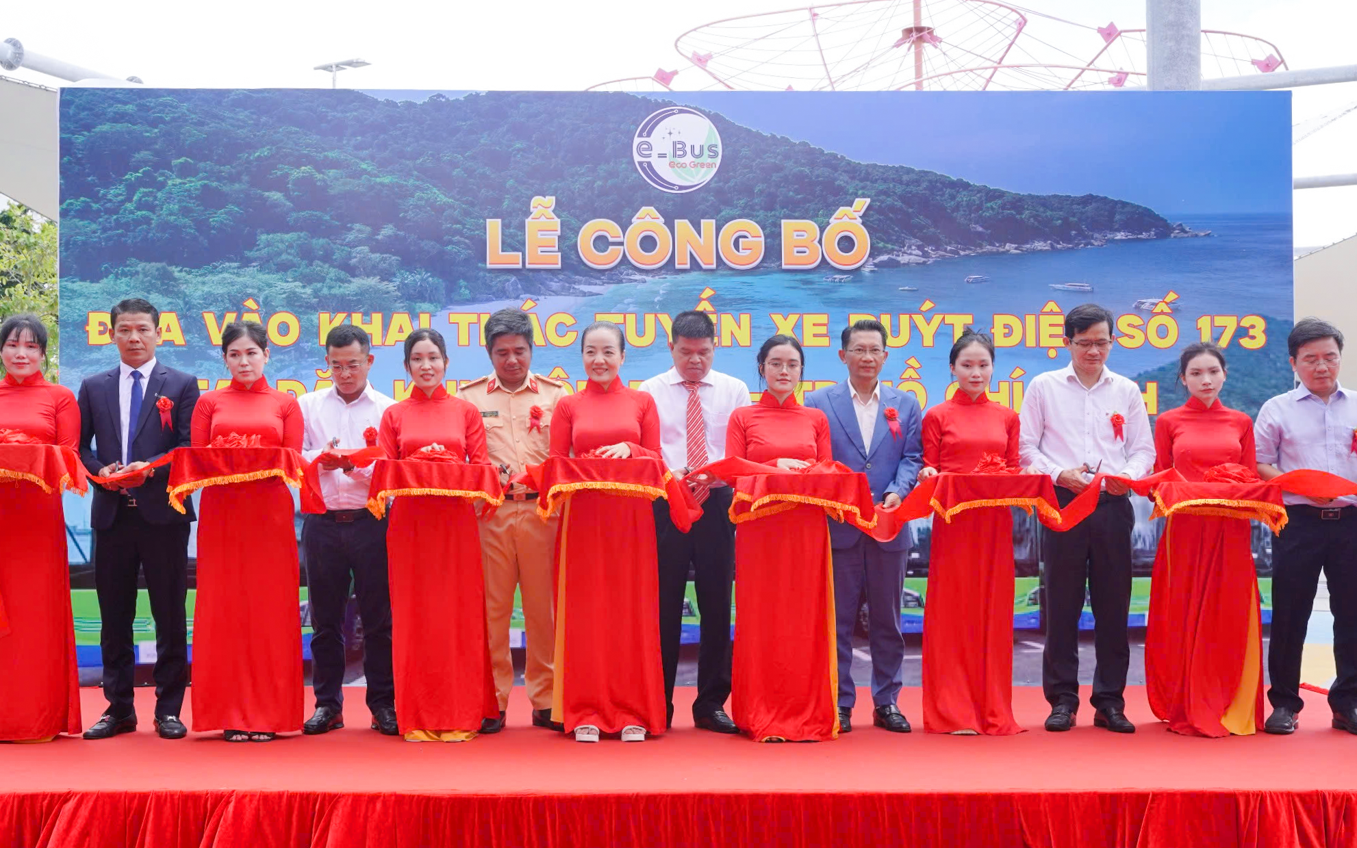 Kim Long Motor xây nhà máy pin BYD 130 triệu USD tại Huế- Ảnh 4. Kim Long Motor chung tay cùng Tập đoàn Côn Đảo triển khai 38 xe buýt 'xanh' tại Côn Đảo