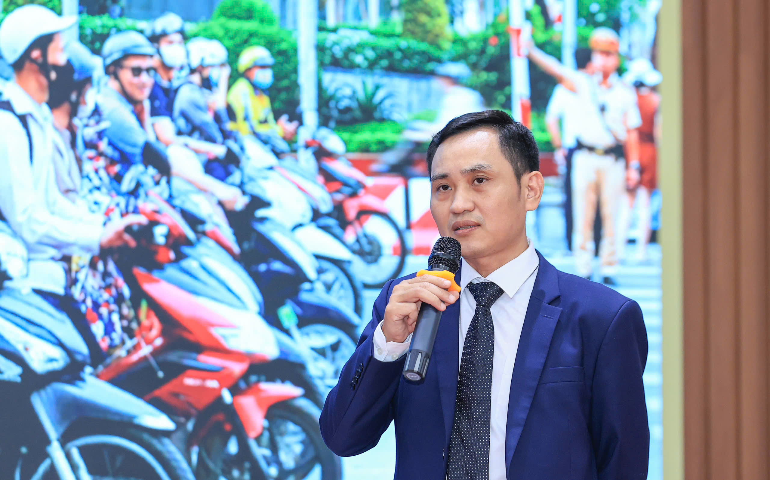 N&acirc;ng tầm văn h&oacute;a giao th&ocirc;ng phải bắt đầu từ chấp h&agrave;nh nghi&ecirc;m ph&aacute;p luật- Ảnh 1.