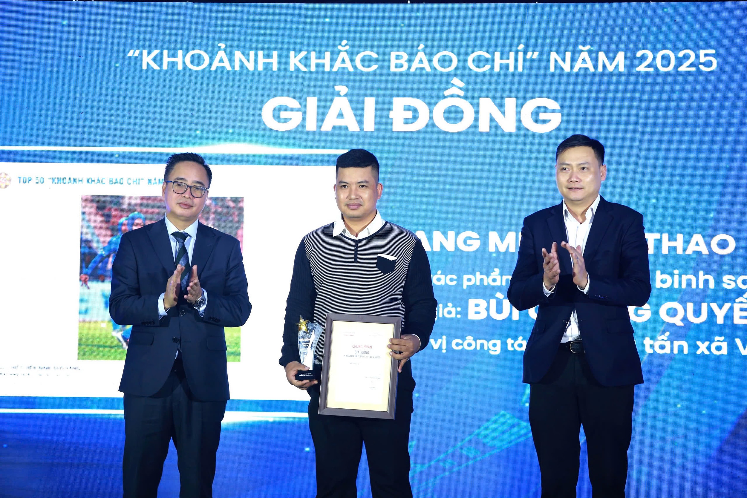 "Khoảnh khắc B&aacute;o ch&iacute;" 2025: T&ocirc;n vinh t&aacute;c giả xuất sắc, đồng h&agrave;nh c&ugrave;ng đất nước v&agrave; nh&acirc;n d&acirc;n- Ảnh 5.