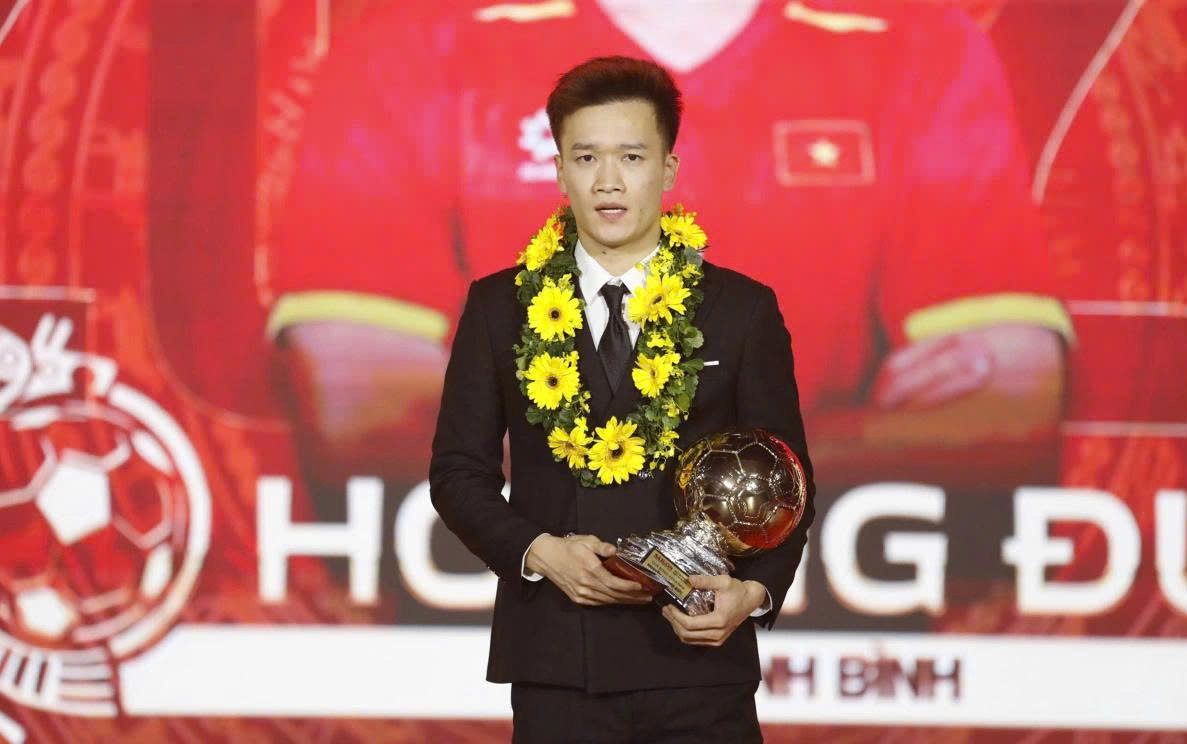 Hoàng Đức lần thứ 3 giành Quả bóng Vàng Việt Nam- Ảnh 1. Hoàng Đức lần thứ 3 giành Quả bóng Vàng Việt Nam- Ảnh 1.