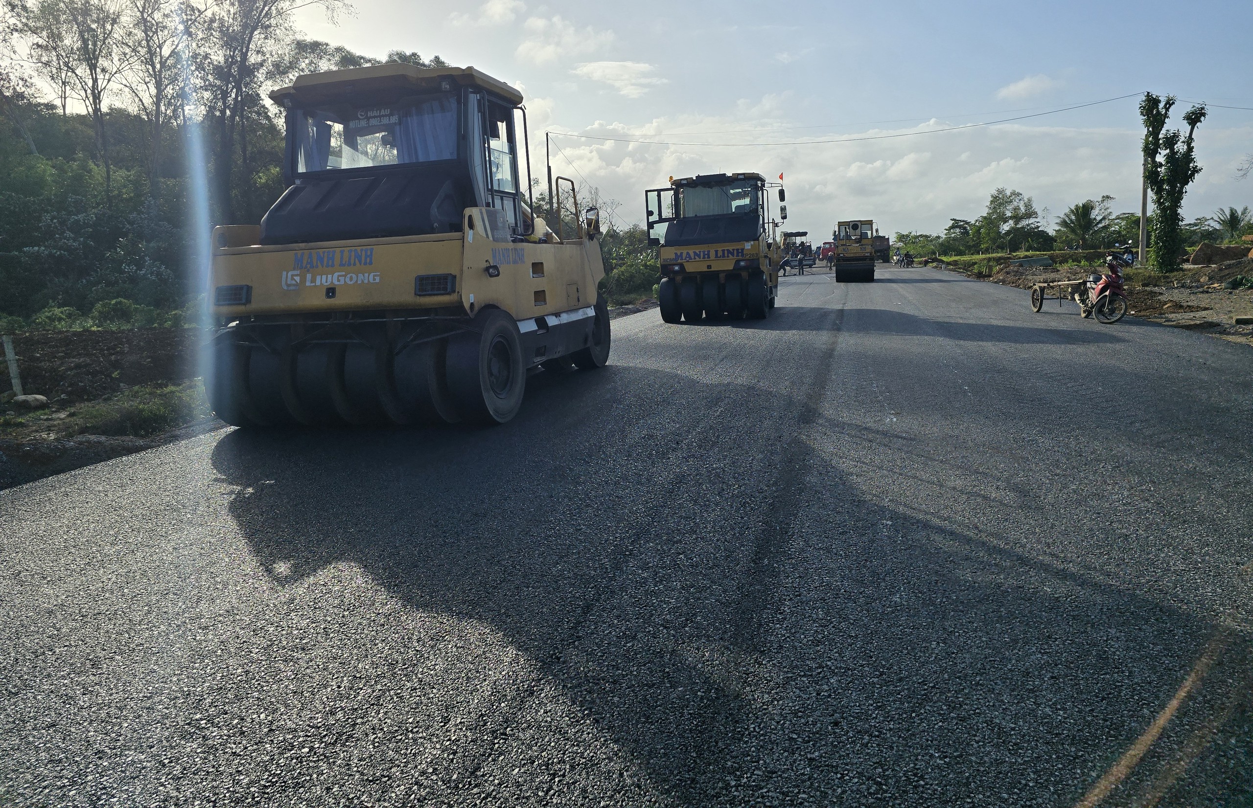 Trời tạnh r&aacute;o, nh&agrave; thầu đẩy nhanh tiến độ dự &aacute;n hơn 415 tỷ đồng ở Quảng Trị- Ảnh 11.