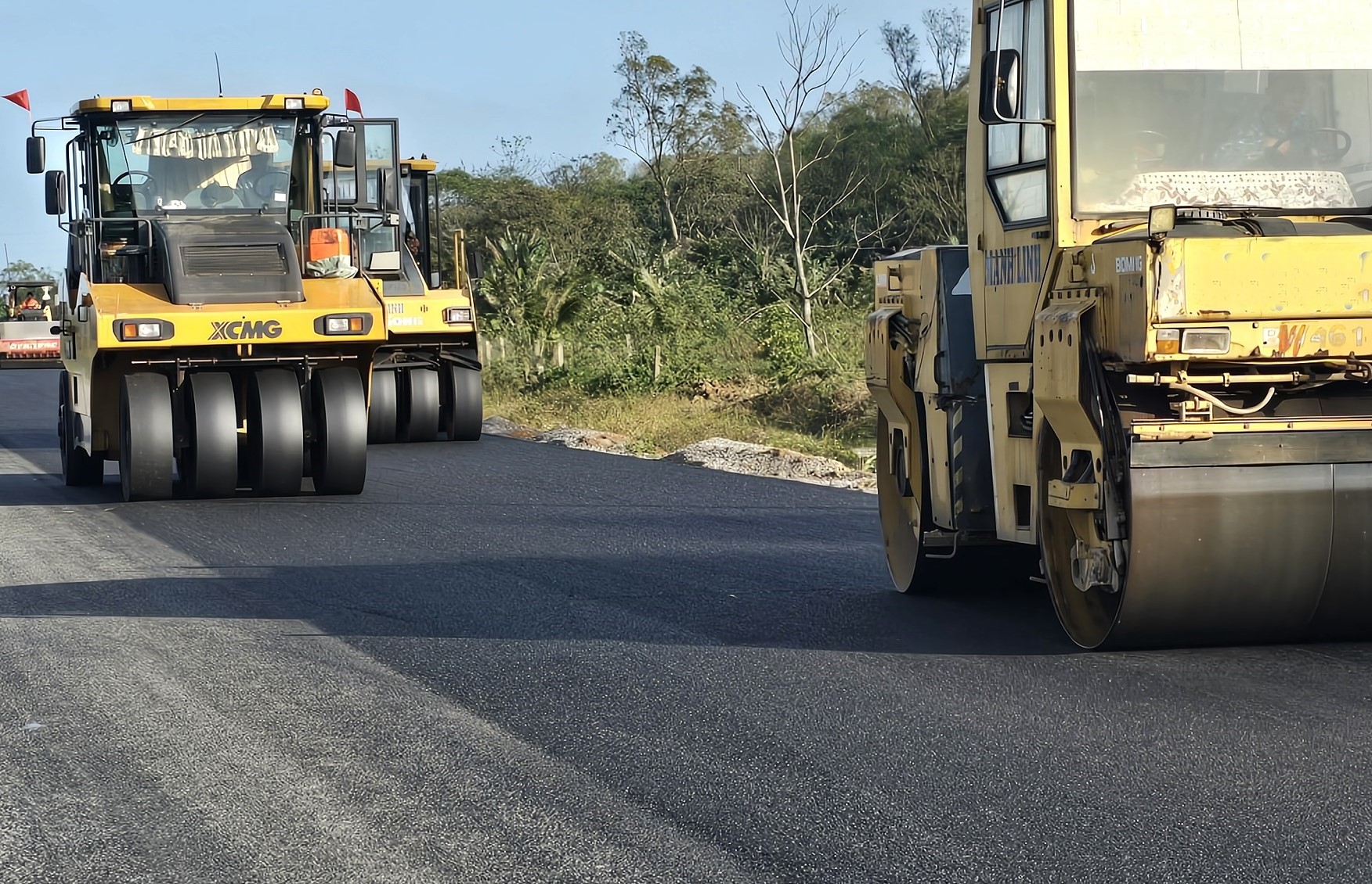 Trời tạnh r&aacute;o, nh&agrave; thầu đẩy nhanh tiến độ dự &aacute;n hơn 415 tỷ đồng ở Quảng Trị- Ảnh 12.