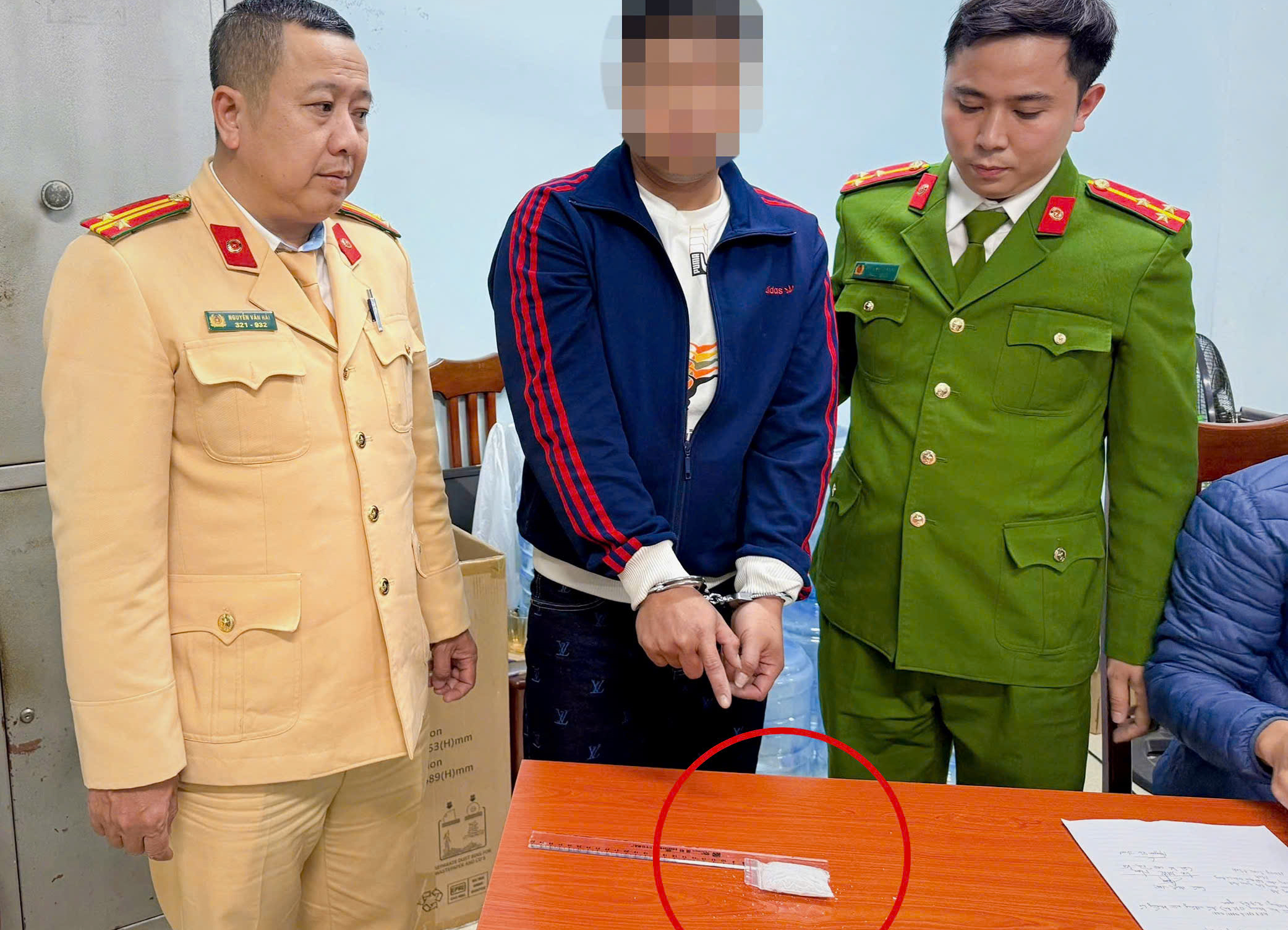 CSGT Hà Nội bắt giữ nhiều người vi phạm giao thông tàng trữ ma túy- Ảnh 1. CSGT Hà Nội bắt giữ nhiều người vi phạm giao thông tàng trữ ma túy- Ảnh 1.