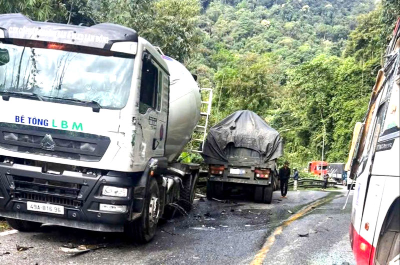 Hiện trường vụ tai nạn trên đèo Bảo Lộc. Hiện trường vụ tai nạn trên đèo Bảo Lộc.