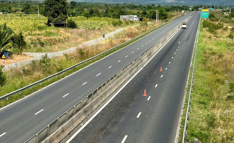 Hiện trường vụ việc với vết máu kéo dài. Hiện trường vụ việc với vết máu kéo dài.