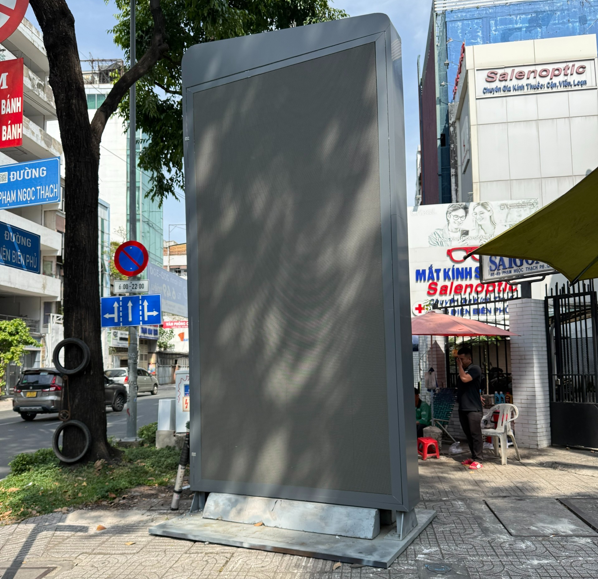 Trụ quảng c&aacute;o LED tr&ecirc;n vỉa h&egrave; trung t&acirc;m TP.HCM g&acirc;y cản trở lối đi, tiềm ẩn mất an to&agrave;n- Ảnh 2.