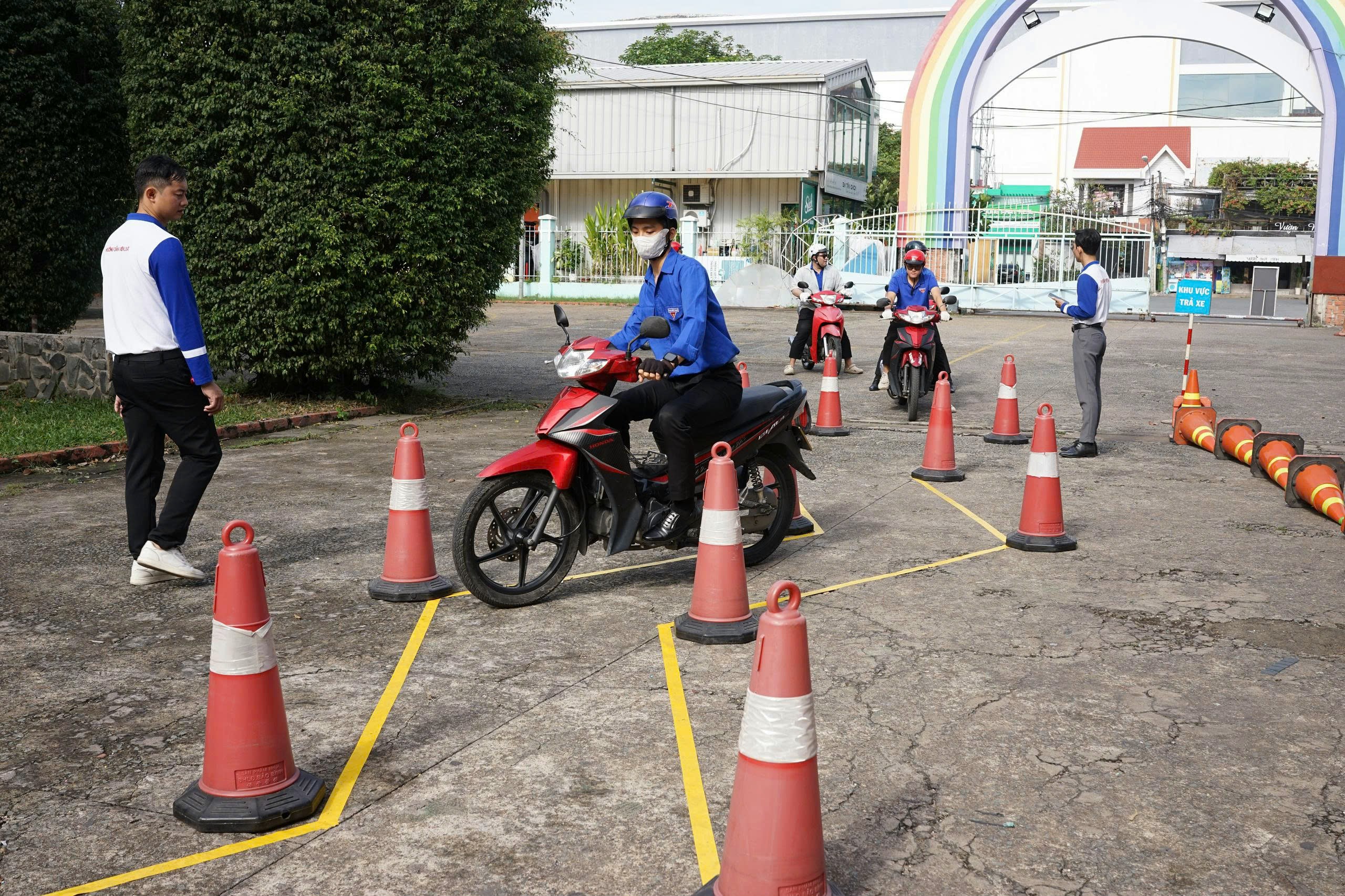 HEAD Sơn Minh tập huấn lái xe an toàn cho hơn 100 đoàn viên thanh niên ở TP.HCM- Ảnh 1. HEAD Sơn Minh tập huấn lái xe an toàn cho hơn 100 đoàn viên thanh niên ở TP.HCM- Ảnh 1.