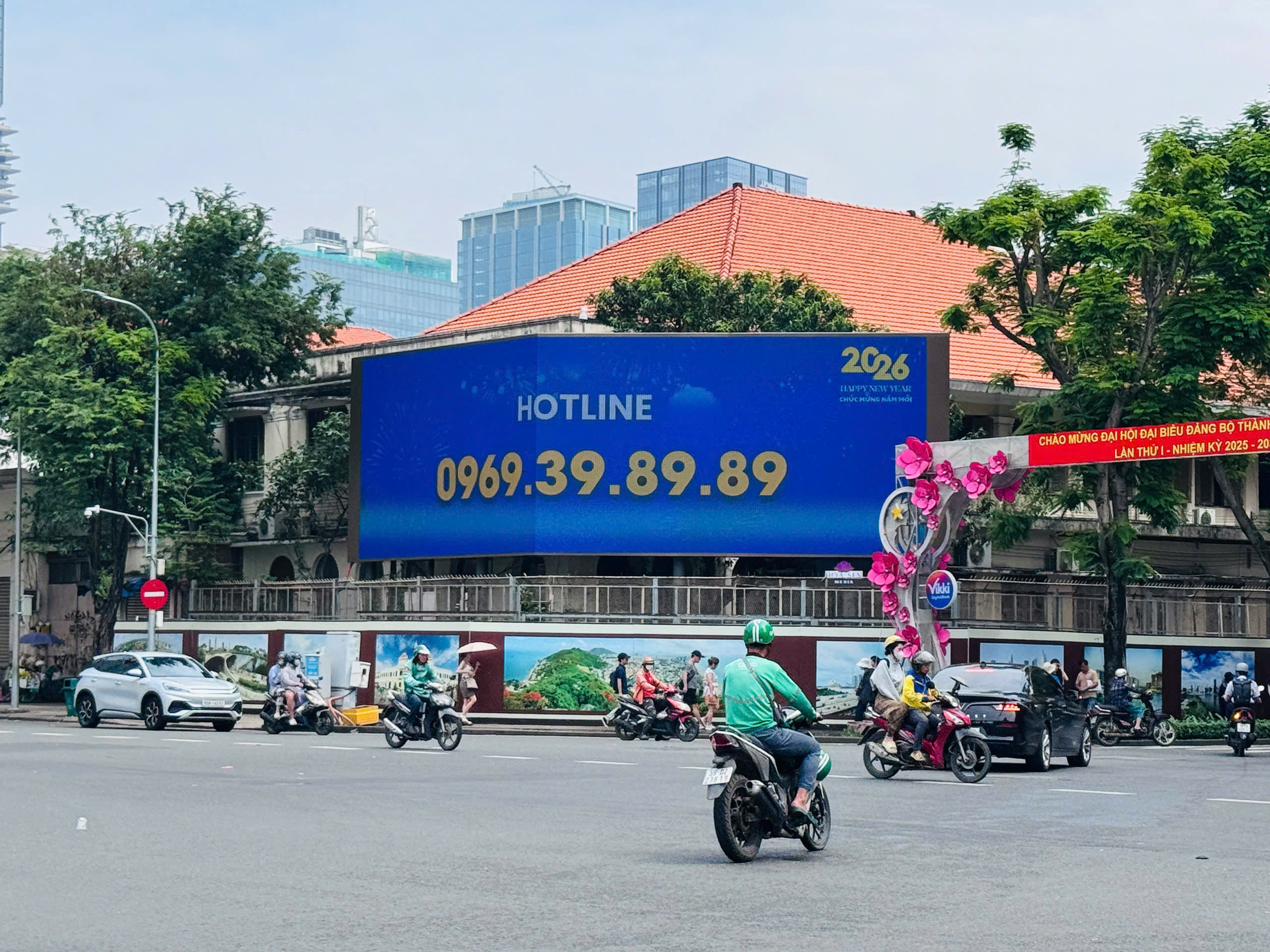 Trụ quảng c&aacute;o LED tr&ecirc;n vỉa h&egrave; trung t&acirc;m TP.HCM g&acirc;y cản trở lối đi, tiềm ẩn mất an to&agrave;n- Ảnh 5.