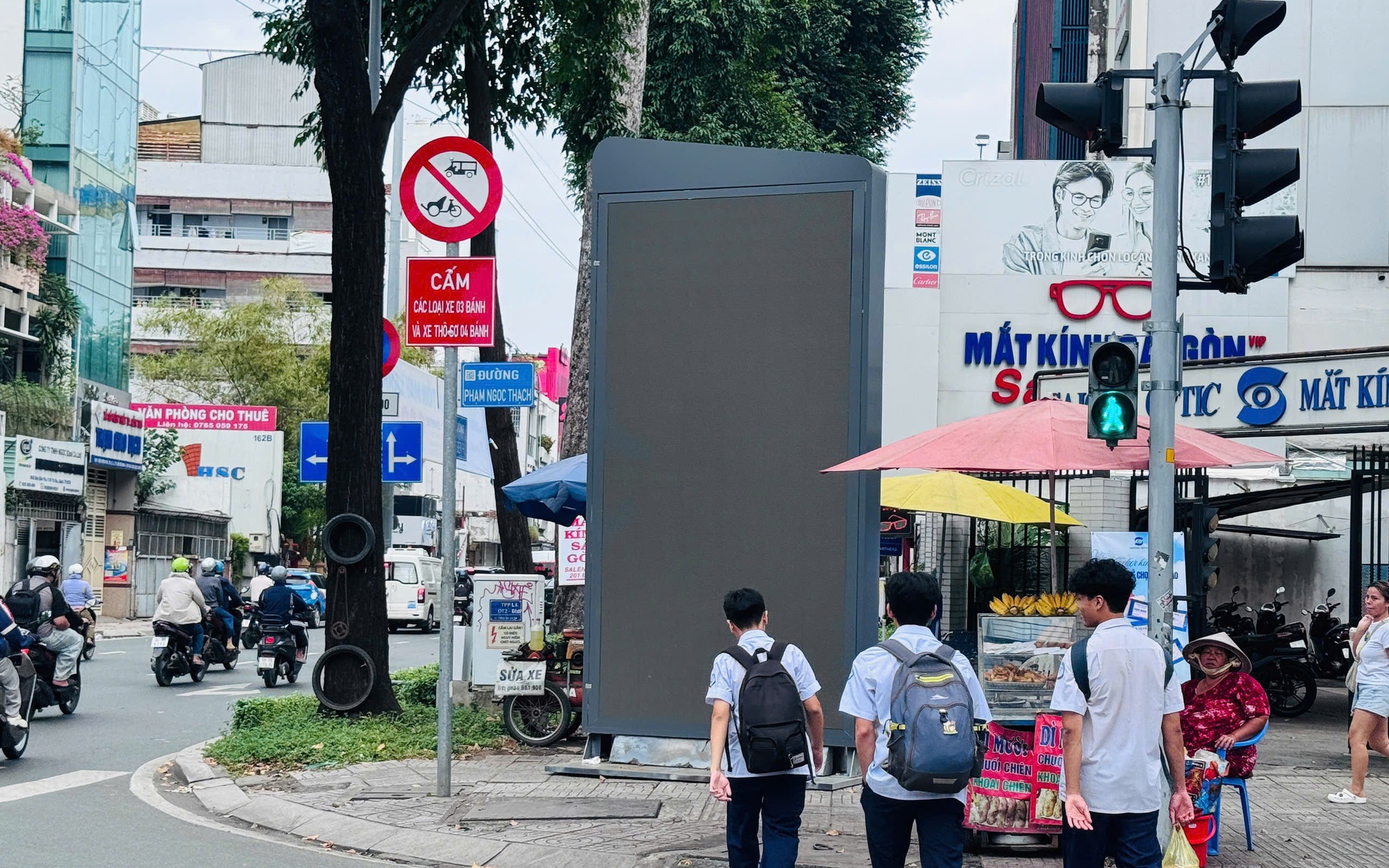 Trụ quảng c&aacute;o LED tr&ecirc;n vỉa h&egrave; trung t&acirc;m TP.HCM g&acirc;y cản trở lối đi, tiềm ẩn mất an to&agrave;n