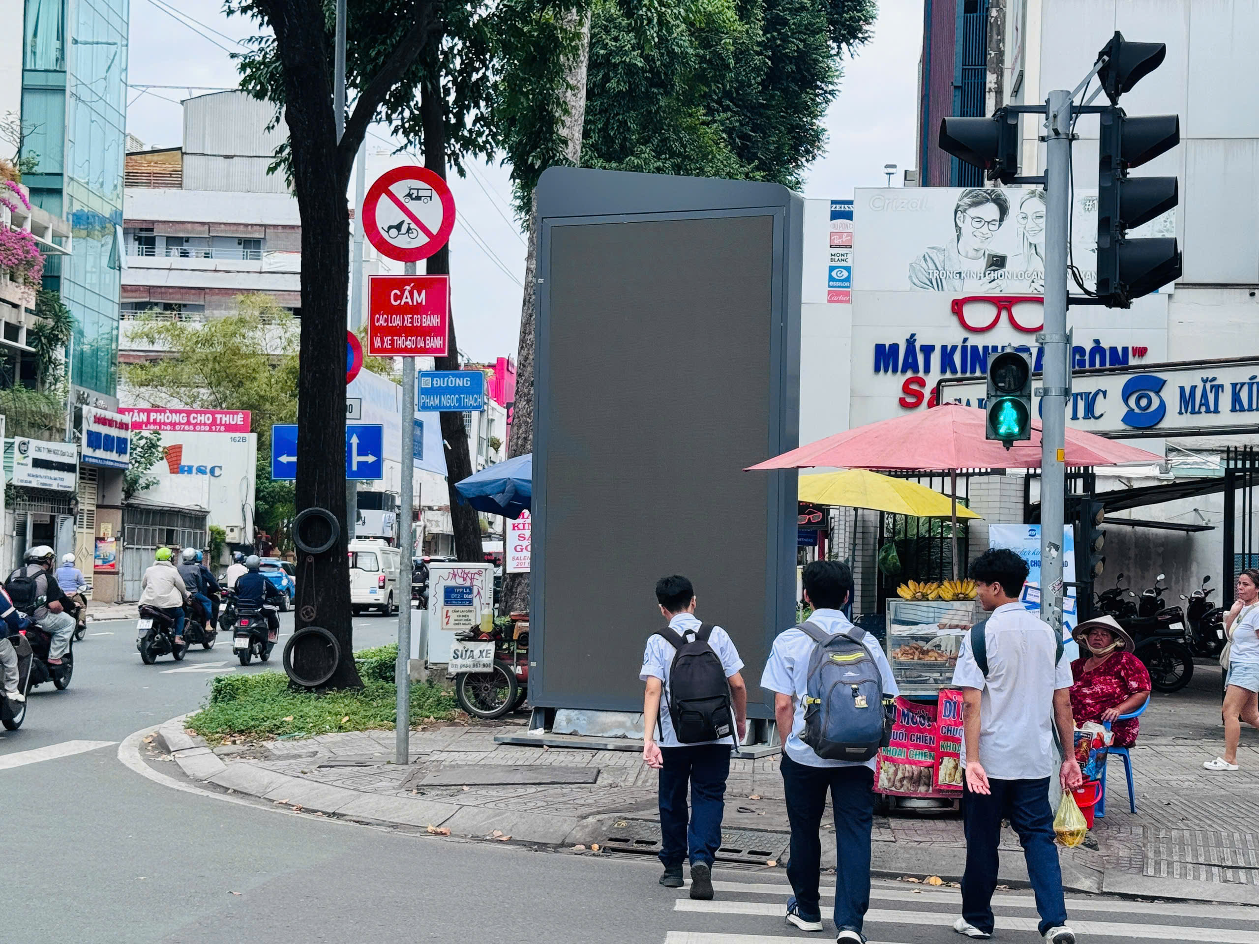 Trụ quảng c&aacute;o LED tr&ecirc;n vỉa h&egrave; trung t&acirc;m TP.HCM g&acirc;y cản trở lối đi, tiềm ẩn mất an to&agrave;n- Ảnh 1.