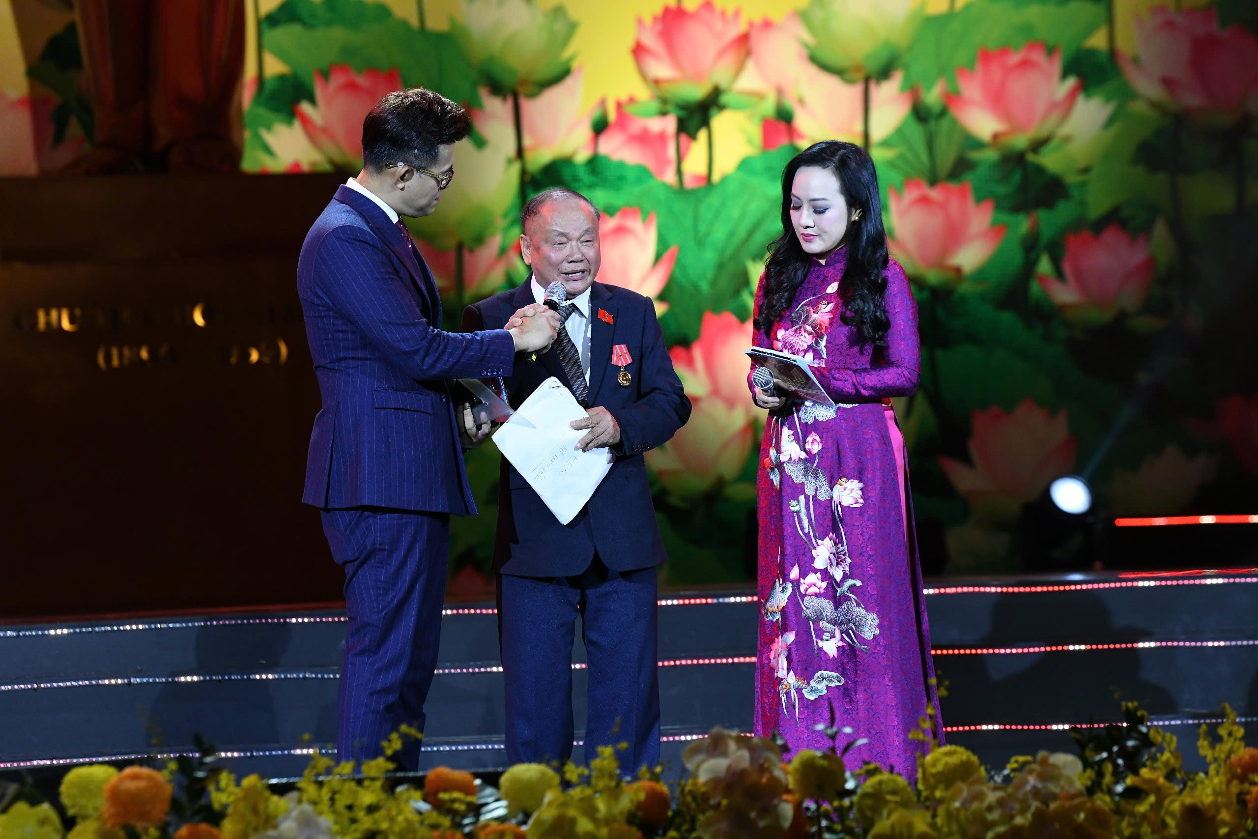 Tôn vinh những "bông hoa đẹp nhất" trong "vườn hoa" thi đua yêu nước- Ảnh 6. Tôn vinh những "bông hoa đẹp nhất" trong "vườn hoa" thi đua yêu nước- Ảnh 6.