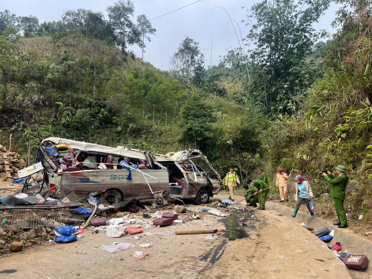 Vụ lật xe đo&agrave;n thiện nguyện ở L&agrave;o Cai: Chồng nạn nh&acirc;n thực hiện t&acirc;m nguyện c&ograve;n dang dở- Ảnh 1.