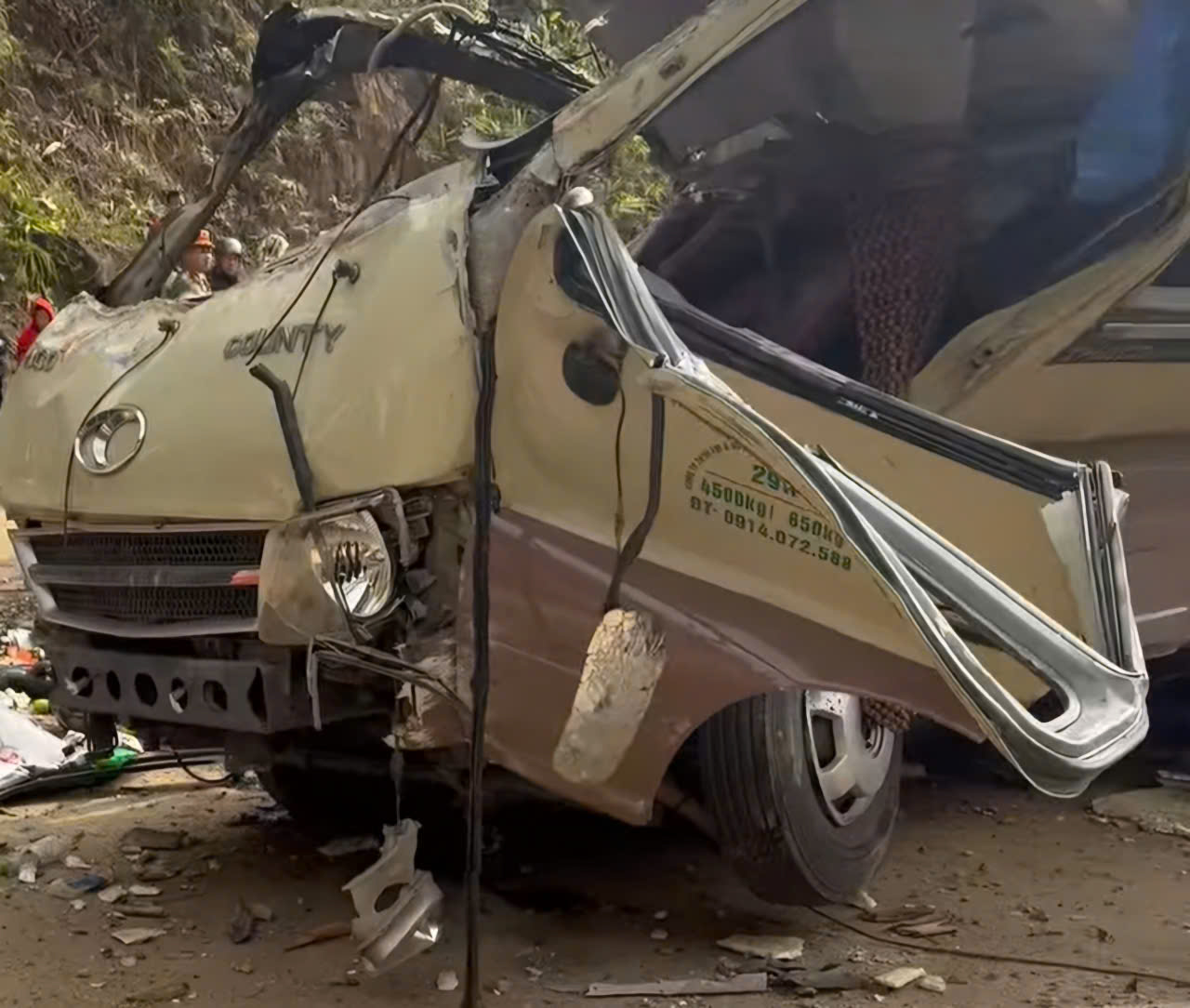 &Aacute;m ảnh hiện trường xe kh&aacute;ch 29 chỗ tự lật khiến 18 người thương vong tại L&agrave;o Cai- Ảnh 7.