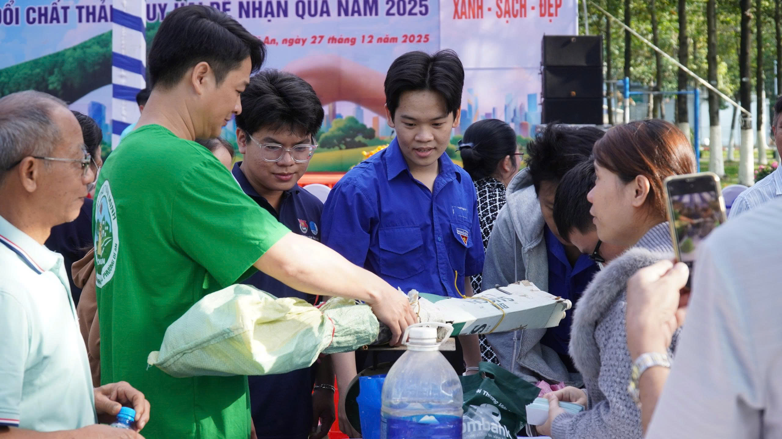 &ldquo;Đổi r&aacute;c lấy qu&agrave;&rdquo;, phường Dĩ An thu gom nửa tấn r&aacute;c thải nguy hại- Ảnh 1.