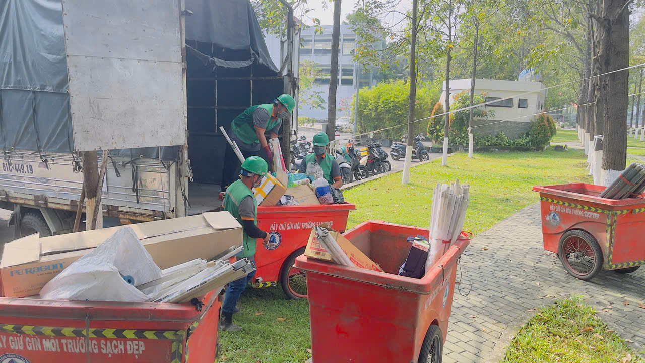 &ldquo;Đổi r&aacute;c lấy qu&agrave;&rdquo;, phường Dĩ An thu gom nửa tấn r&aacute;c thải nguy hại- Ảnh 3.