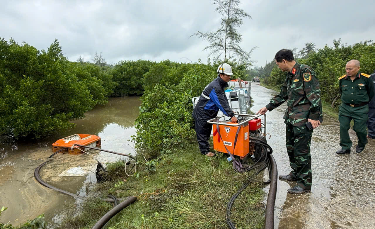 Cục Xăng dầu n&oacute;i g&igrave; về sự cố tr&agrave;n dầu ở KKT Dung Quất?- Ảnh 6.