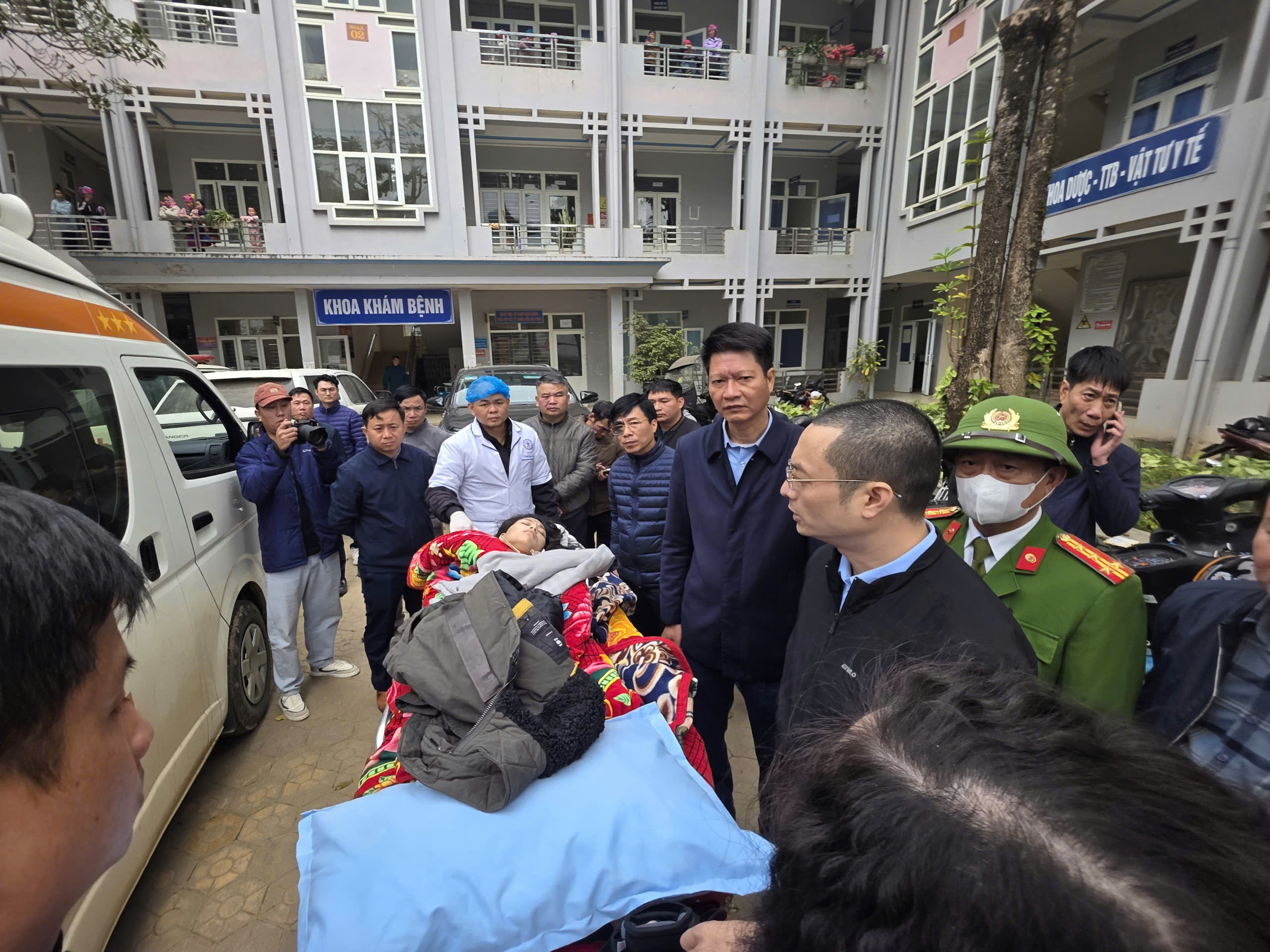 Vụ lật xe đo&agrave;n thiện nguyện ở L&agrave;o Cai: Chồng nạn nh&acirc;n thực hiện t&acirc;m nguyện c&ograve;n dang dở- Ảnh 3.