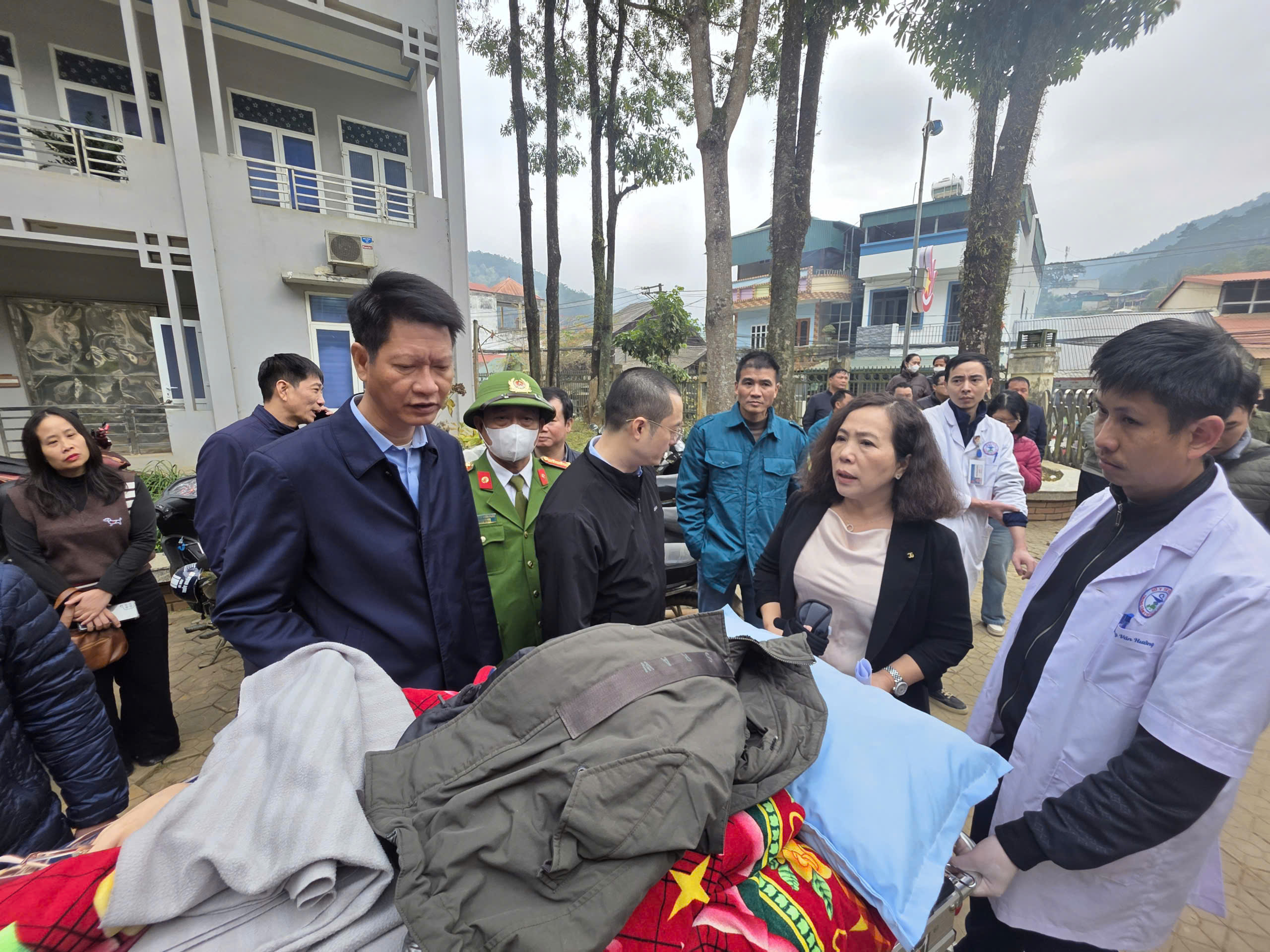 Vụ lật xe đo&agrave;n thiện nguyện ở L&agrave;o Cai: Chồng nạn nh&acirc;n thực hiện t&acirc;m nguyện c&ograve;n dang dở- Ảnh 2.