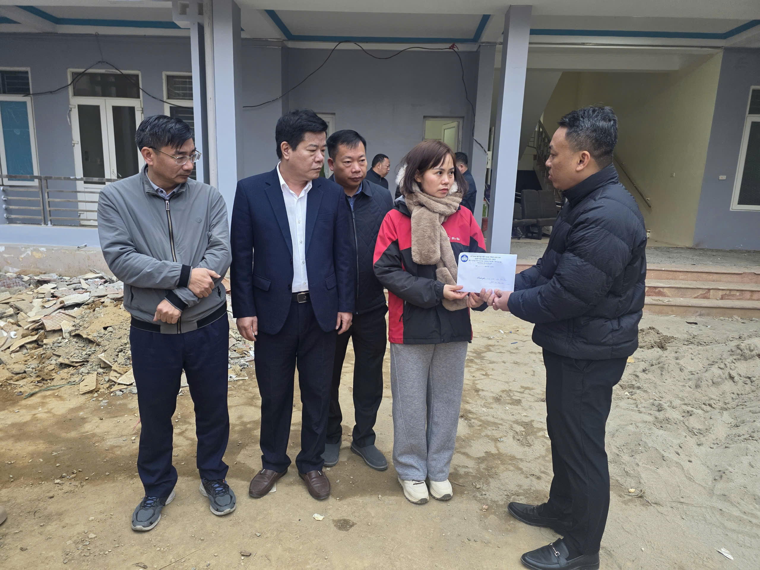 Vụ lật xe đo&agrave;n thiện nguyện ở L&agrave;o Cai: Chồng nạn nh&acirc;n thực hiện t&acirc;m nguyện c&ograve;n dang dở- Ảnh 4.