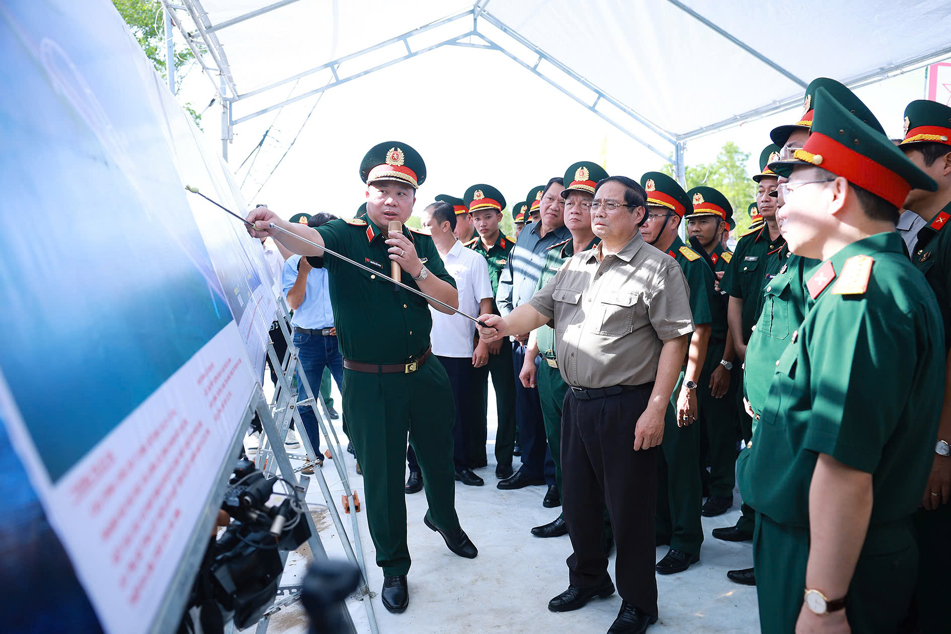 Thủ tướng kiểm tra, đôn đốc một số dự án hạ tầng chiến lược tại Cà Mau- Ảnh 2. Thủ tướng kiểm tra, đôn đốc một số dự án hạ tầng chiến lược tại Cà Mau- Ảnh 2.