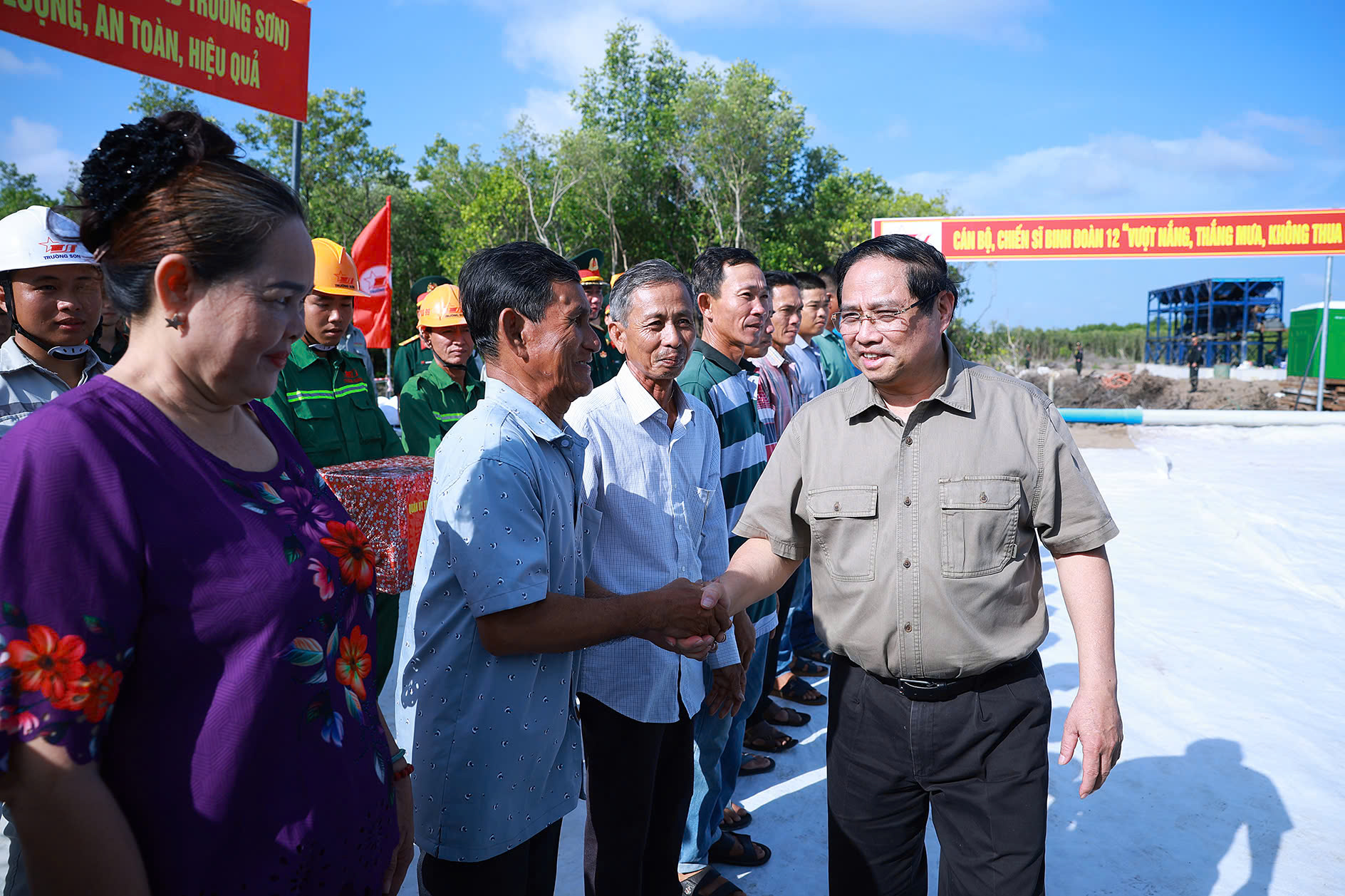 Thủ tướng kiểm tra, đôn đốc một số dự án hạ tầng chiến lược tại Cà Mau- Ảnh 3. Thủ tướng kiểm tra, đôn đốc một số dự án hạ tầng chiến lược tại Cà Mau- Ảnh 3.