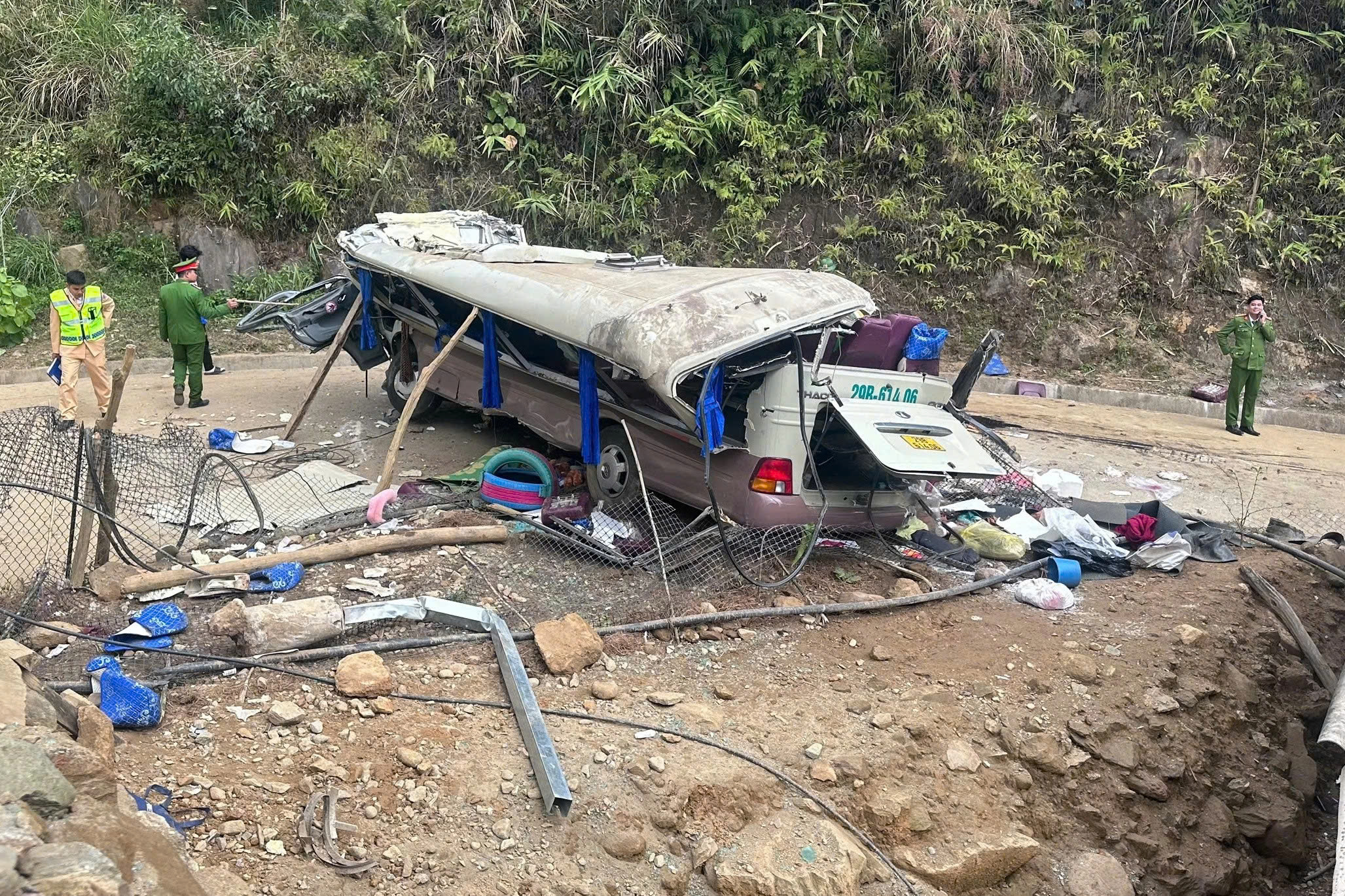 H&agrave; Nội v&agrave;o cuộc kiểm tra xe hợp đồng li&ecirc;n quan vụ tai nạn l&agrave;m 9 người tử vong tại L&agrave;o Cai- Ảnh 1.