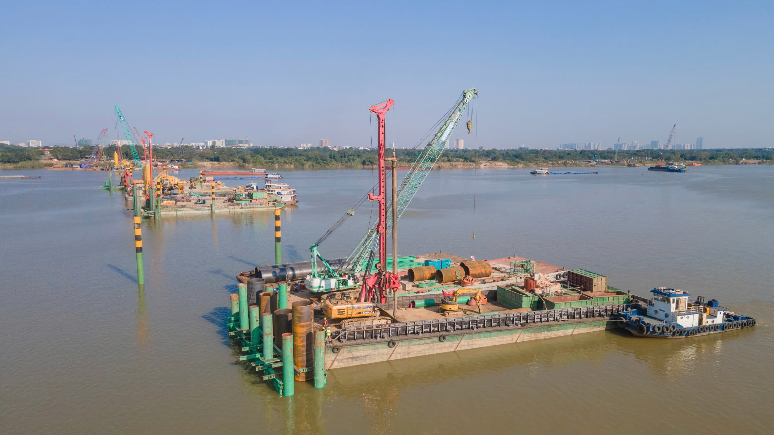 Nhộn nhịp c&ocirc;ng trường cầu Trần Hưng Đạo vượt s&ocirc;ng Hồng những ng&agrave;y cuối năm- Ảnh 7.