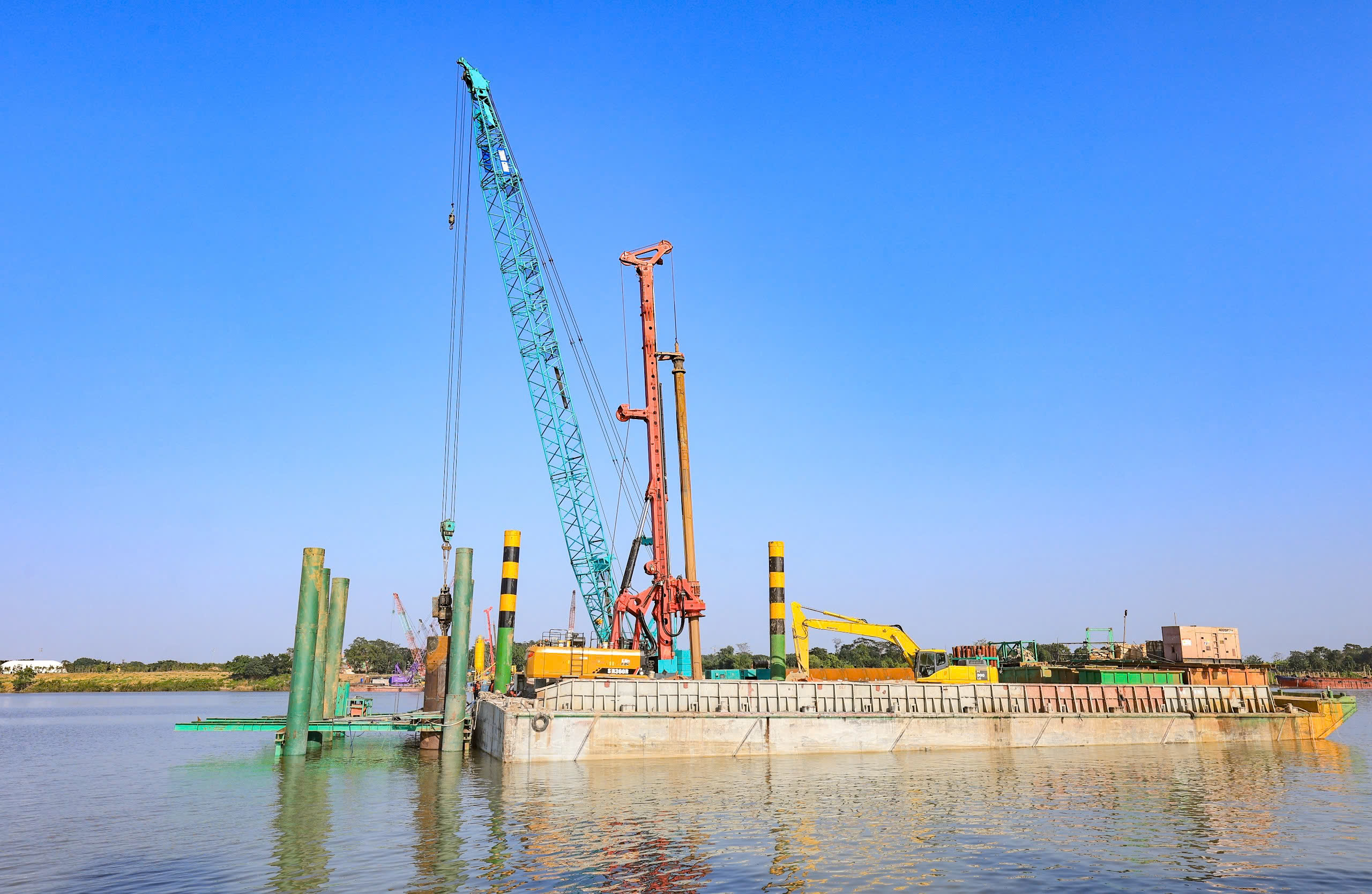 Nhộn nhịp c&ocirc;ng trường cầu Trần Hưng Đạo vượt s&ocirc;ng Hồng những ng&agrave;y cuối năm- Ảnh 4.