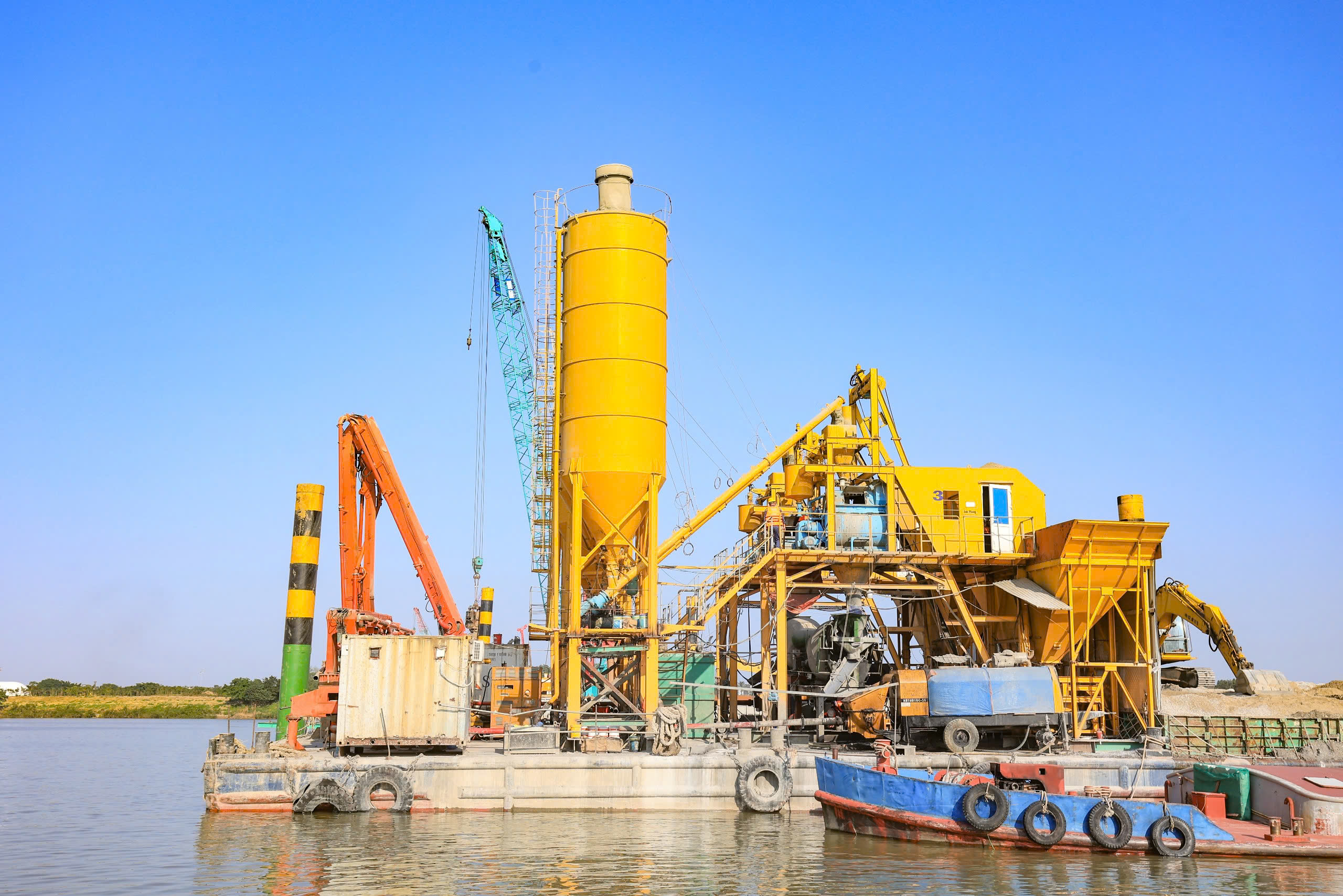 Nhộn nhịp c&ocirc;ng trường cầu Trần Hưng Đạo vượt s&ocirc;ng Hồng những ng&agrave;y cuối năm- Ảnh 6.