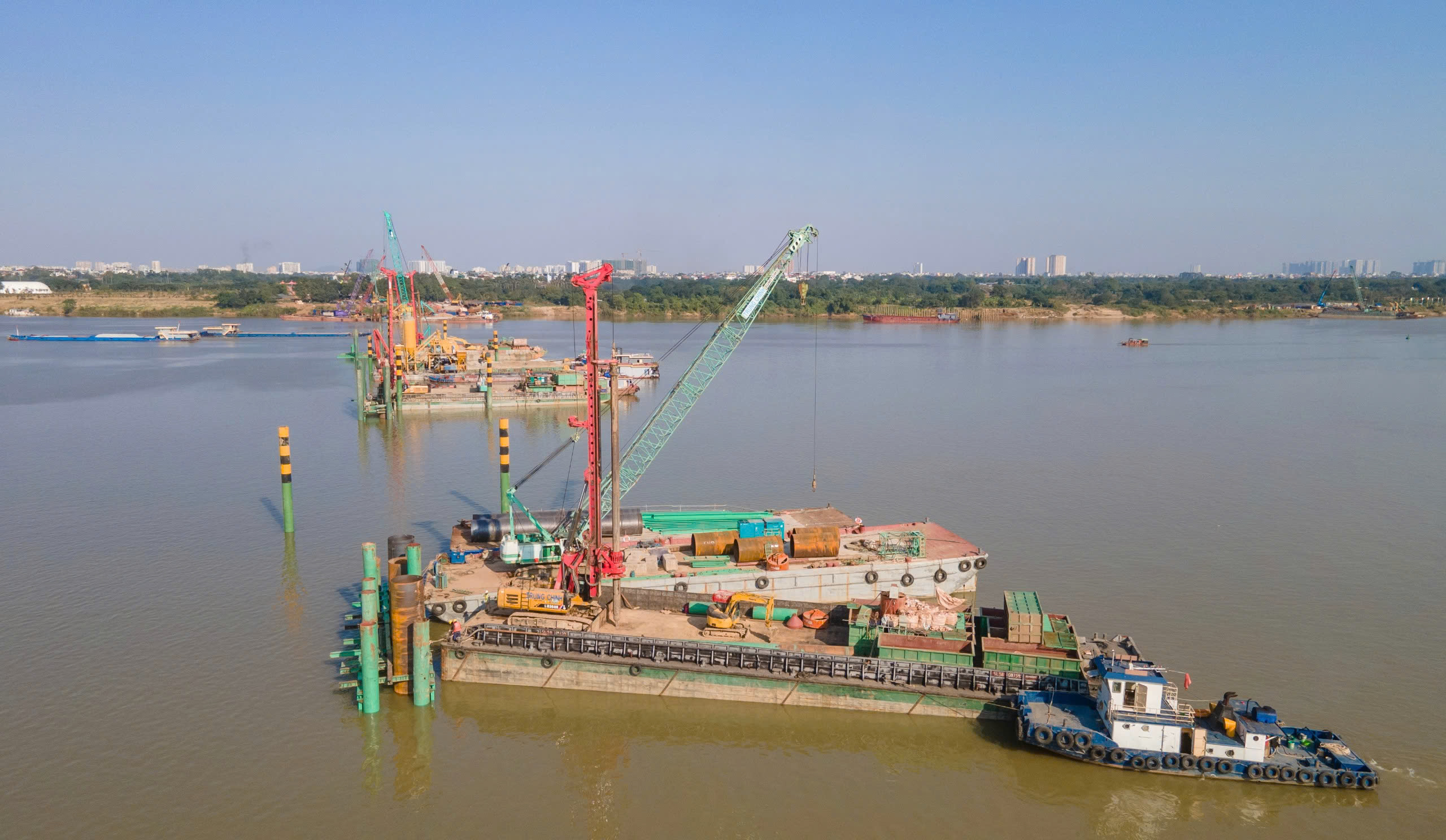 Nhộn nhịp c&ocirc;ng trường cầu Trần Hưng Đạo vượt s&ocirc;ng Hồng những ng&agrave;y cuối năm- Ảnh 12.