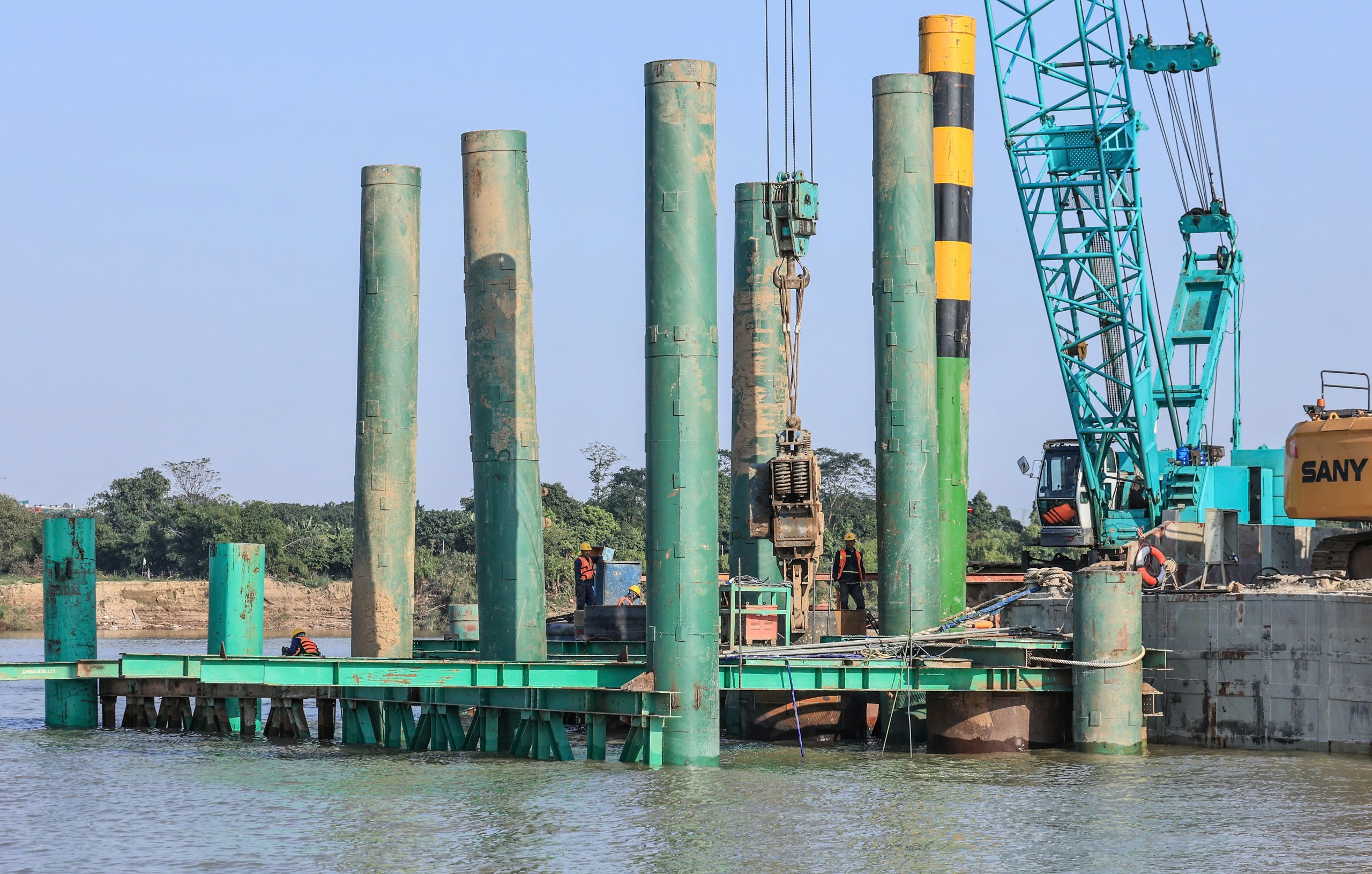 Nhộn nhịp c&ocirc;ng trường cầu Trần Hưng Đạo vượt s&ocirc;ng Hồng những ng&agrave;y cuối năm- Ảnh 5.