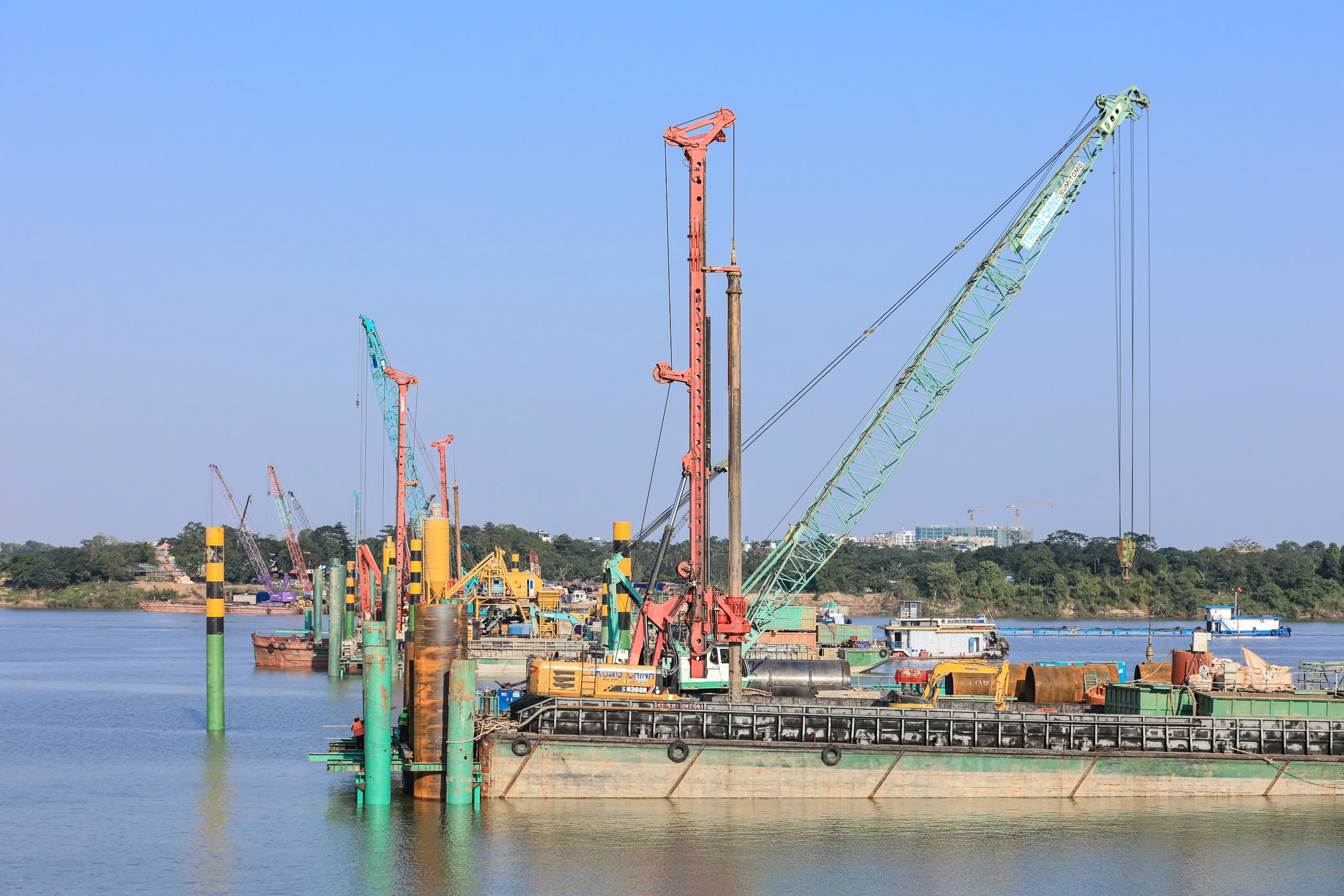 Nhộn nhịp c&ocirc;ng trường cầu Trần Hưng Đạo vượt s&ocirc;ng Hồng những ng&agrave;y cuối năm- Ảnh 1.