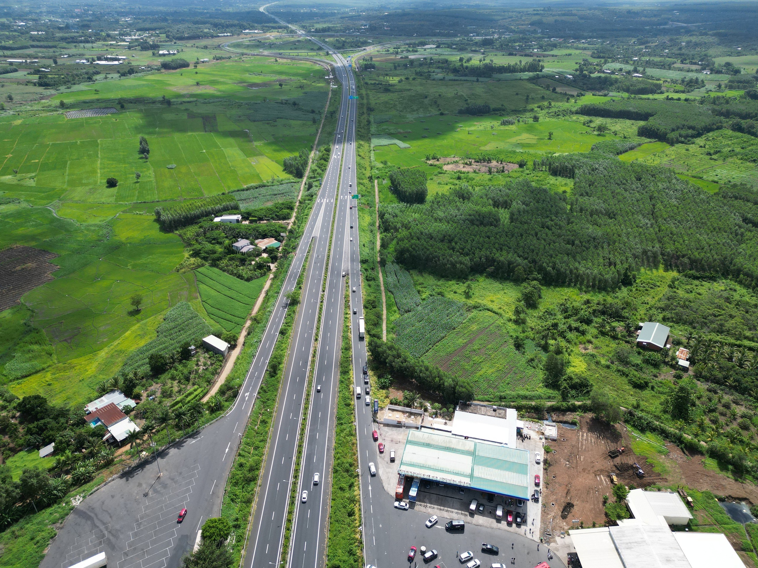 Không để gián đoạn nguồn cung xăng dầu tại trạm dừng nghỉ cao tốc Long Thành- Ảnh 3. Không để gián đoạn nguồn cung xăng dầu tại trạm dừng nghỉ cao tốc Long Thành- Ảnh 3.