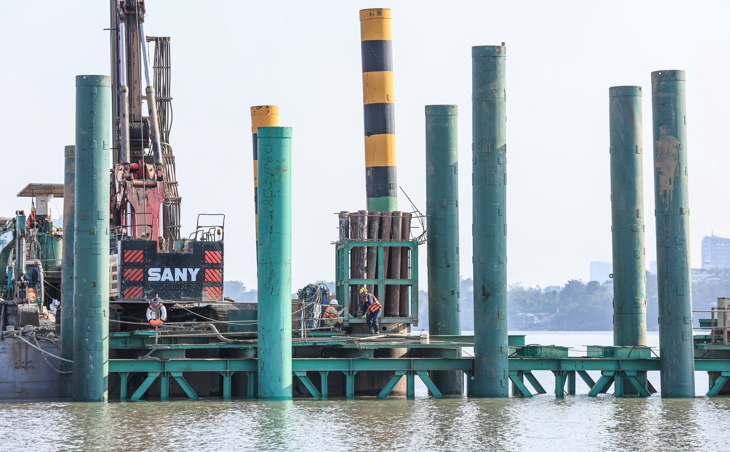 Nhộn nhịp c&ocirc;ng trường cầu Trần Hưng Đạo vượt s&ocirc;ng Hồng những ng&agrave;y cuối năm- Ảnh 2.