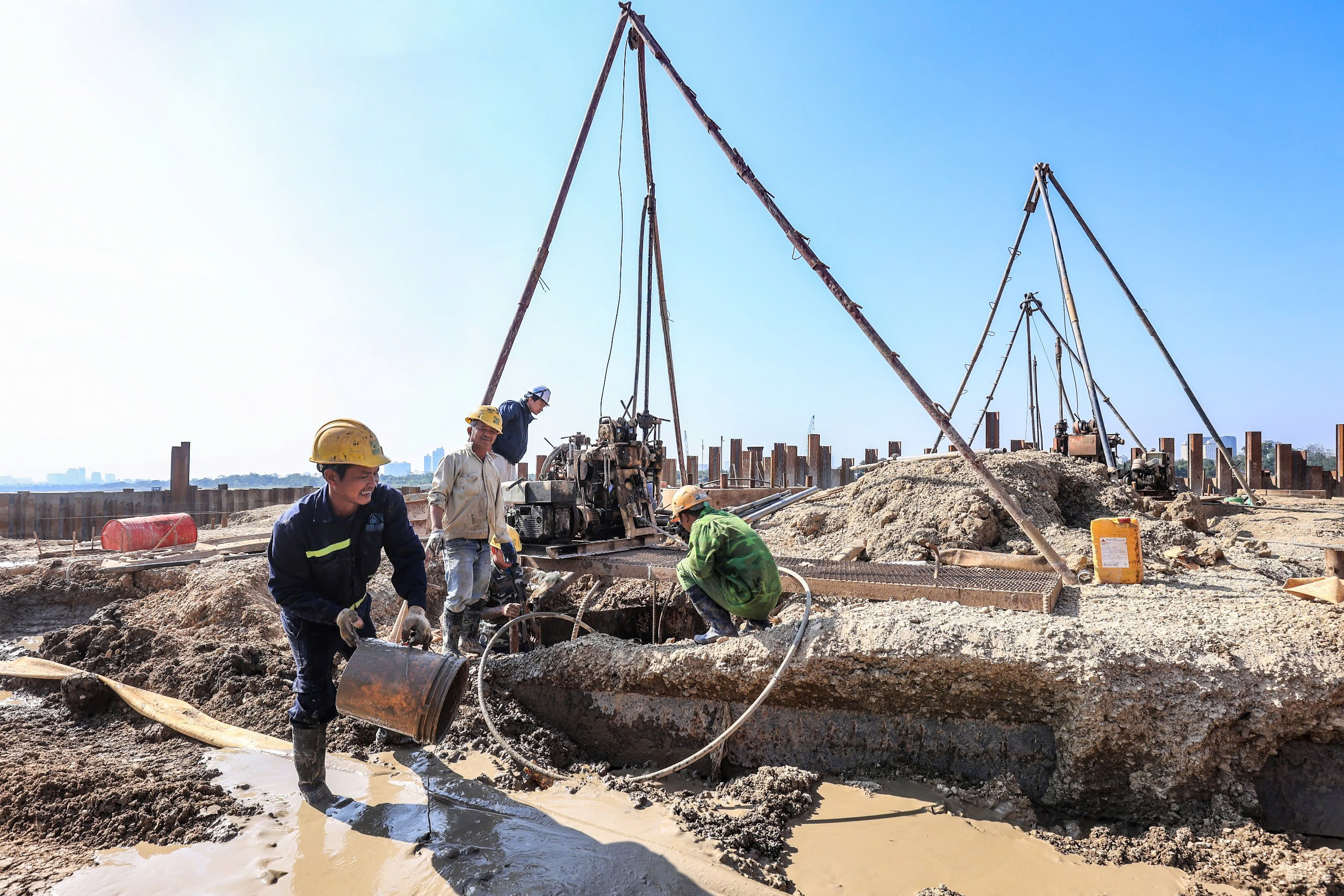 Phương Th&agrave;nh tranh thủ từng ng&agrave;y đua tiến độ thi c&ocirc;ng cầu d&acirc;y văng quy m&ocirc; lớn nhất Thủ đ&ocirc;- Ảnh 1.