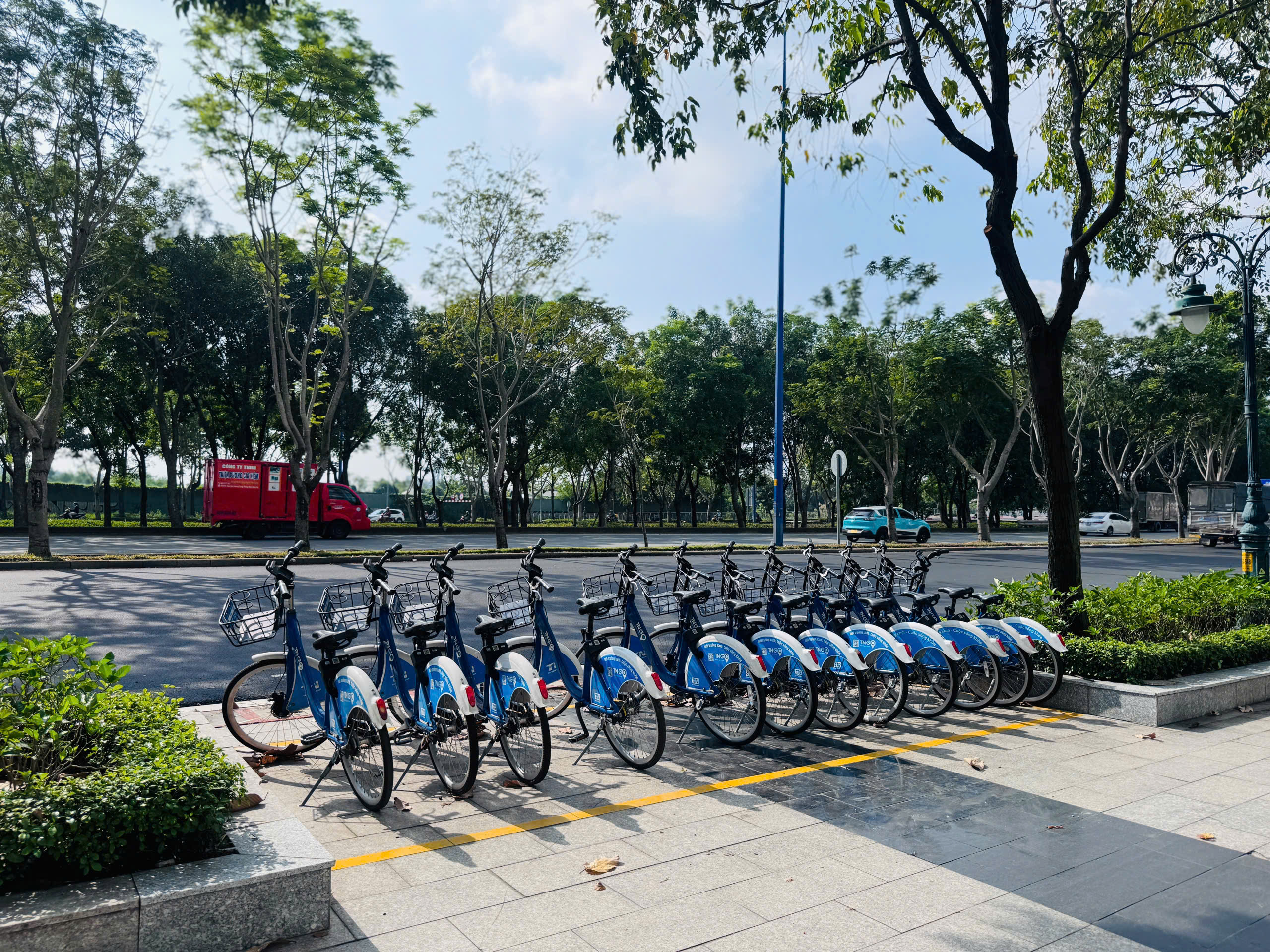 Ngắm làn đường dành cho xe đạp đầu tiên tại TP.HCM- Ảnh 14. Ngắm làn đường dành cho xe đạp đầu tiên tại TP.HCM- Ảnh 14.