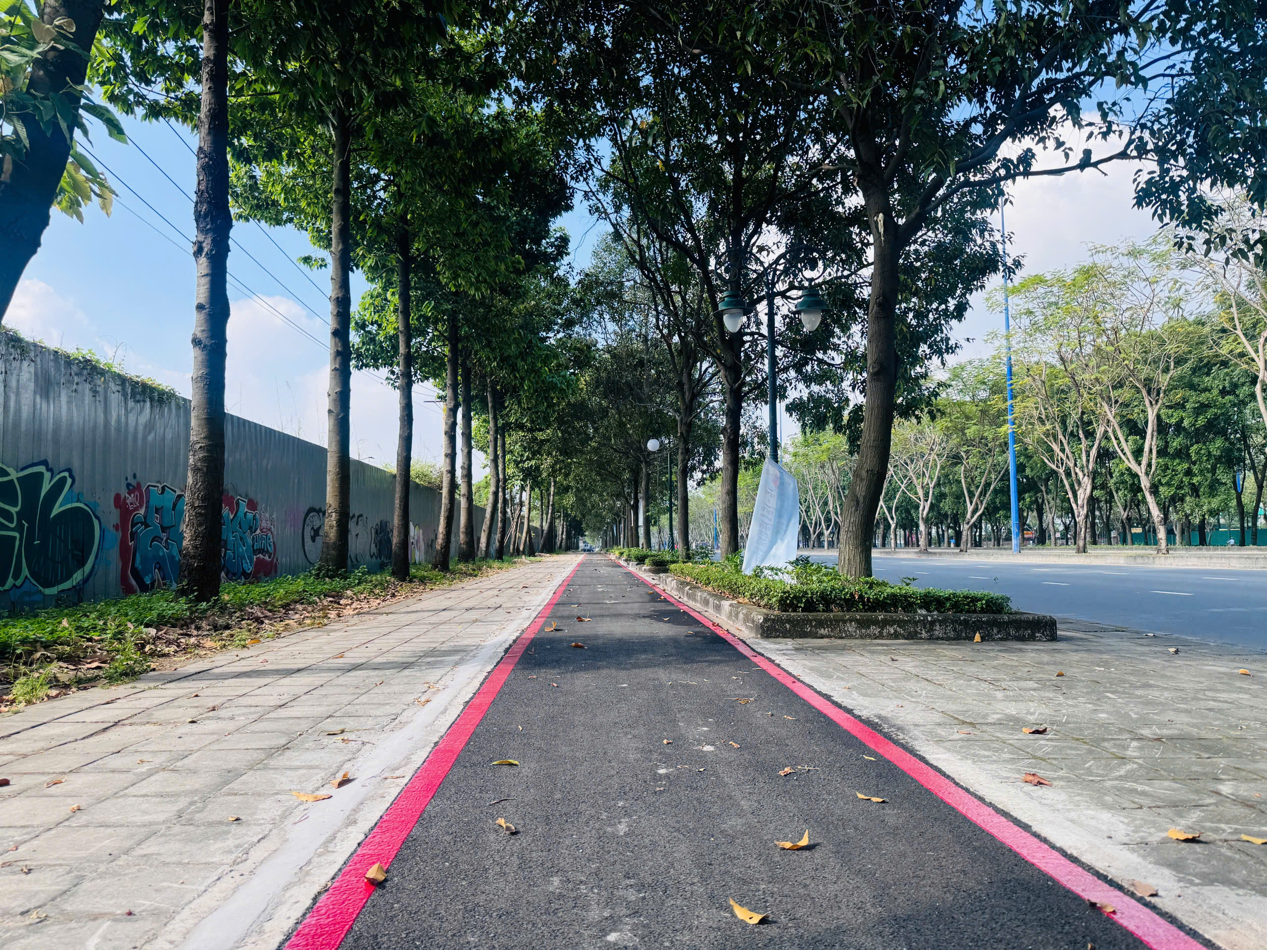 Ngắm làn đường dành cho xe đạp đầu tiên tại TP.HCM- Ảnh 6. Ngắm làn đường dành cho xe đạp đầu tiên tại TP.HCM- Ảnh 6.