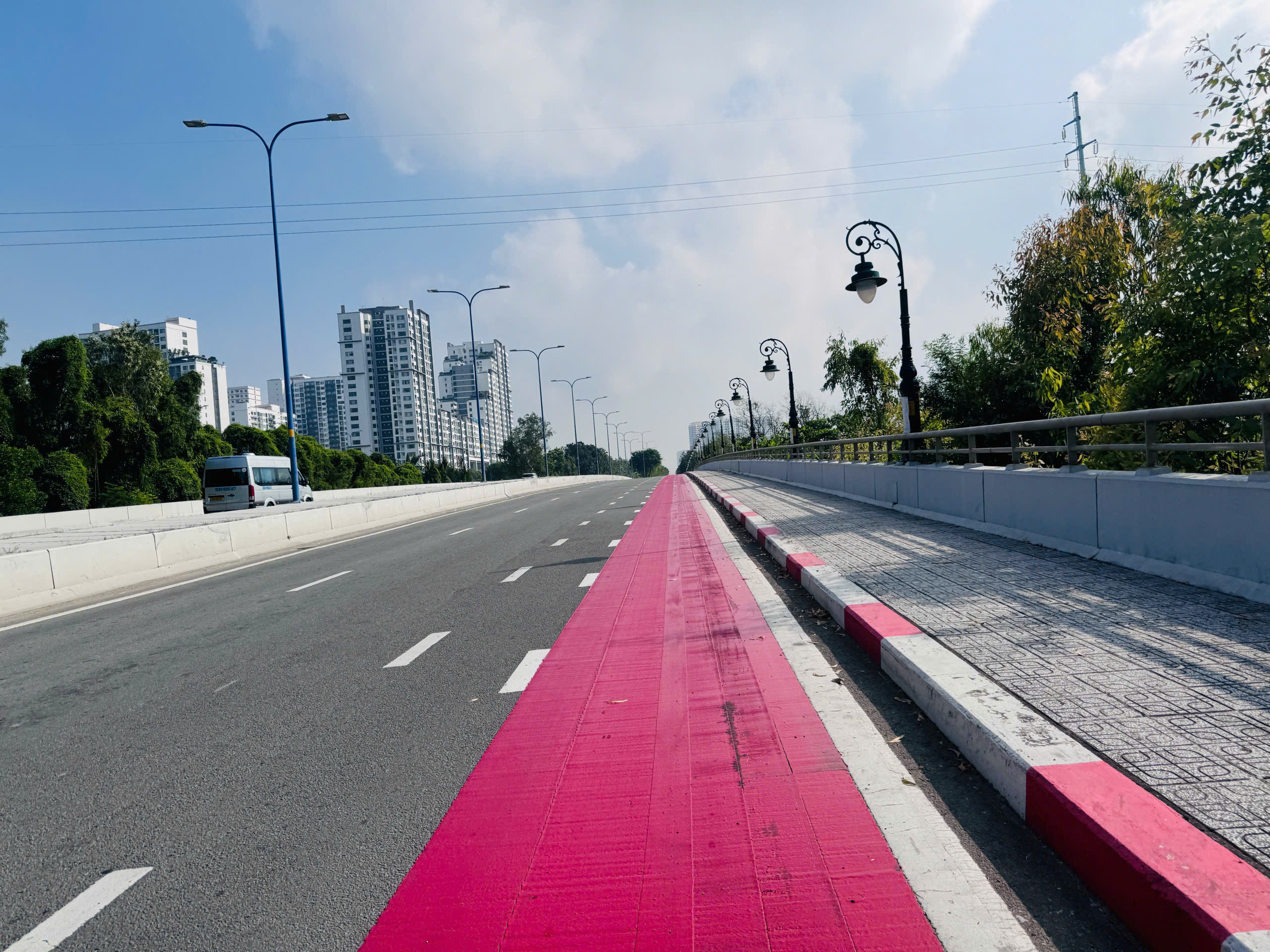 Ngắm làn đường dành cho xe đạp đầu tiên tại TP.HCM- Ảnh 3. Ngắm làn đường dành cho xe đạp đầu tiên tại TP.HCM- Ảnh 3.