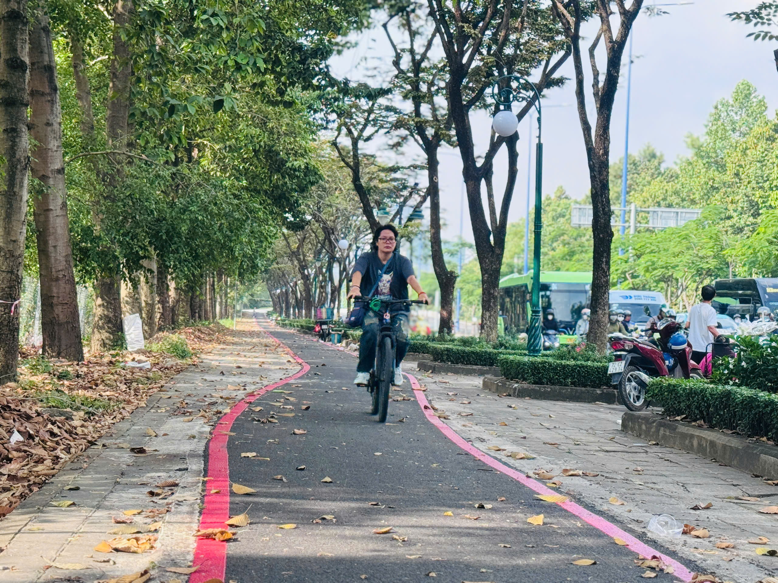 Ngắm làn đường dành cho xe đạp đầu tiên tại TP.HCM- Ảnh 5. Ngắm làn đường dành cho xe đạp đầu tiên tại TP.HCM- Ảnh 5.