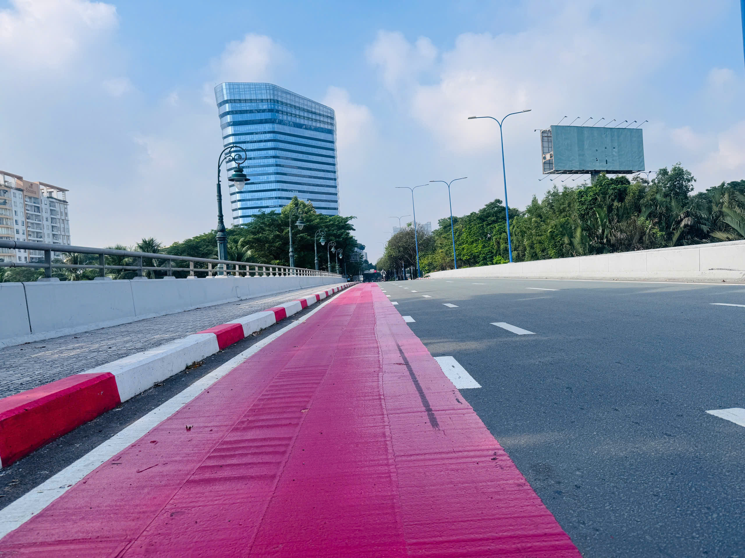 Ngắm làn đường dành cho xe đạp đầu tiên tại TP.HCM- Ảnh 2. Ngắm làn đường dành cho xe đạp đầu tiên tại TP.HCM- Ảnh 2.